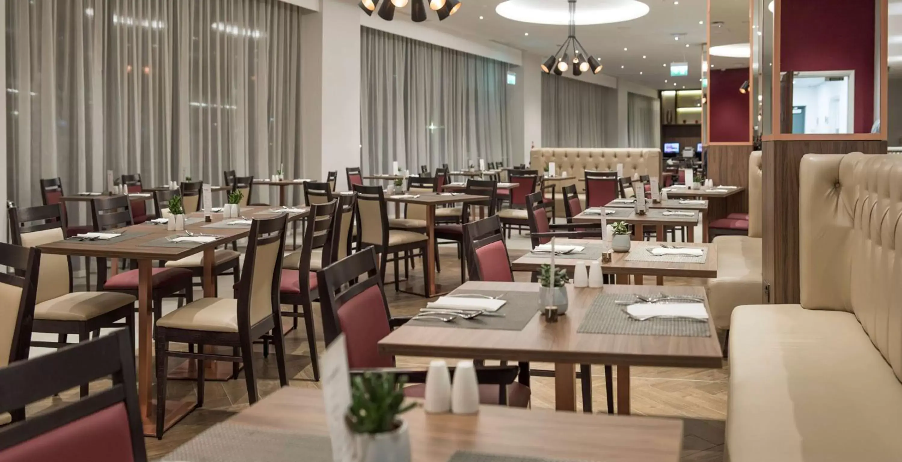 Dining area, Restaurant/Places to Eat in Hilton Garden Inn Manchester Emirates Old Trafford