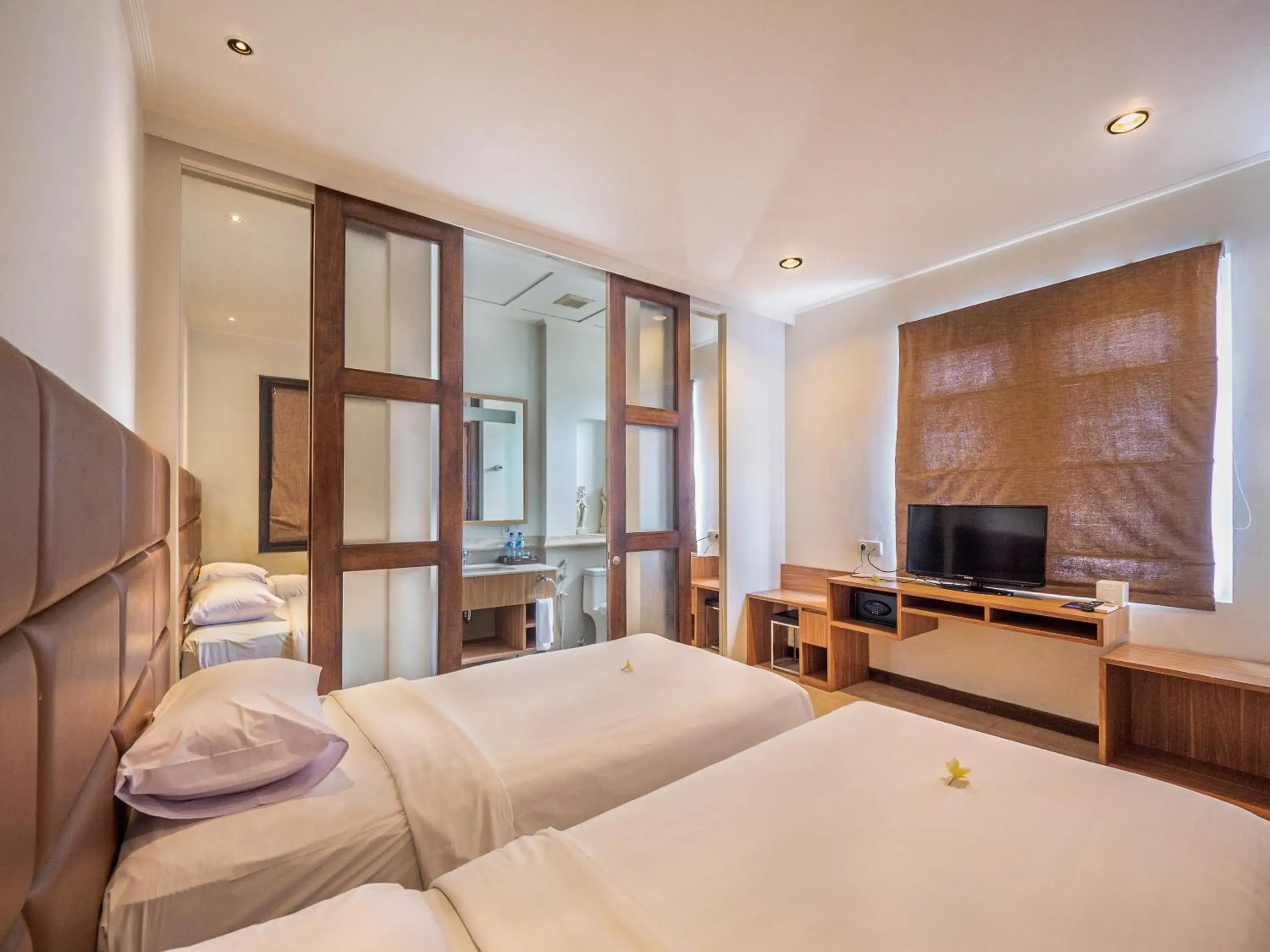 Bed, TV/Entertainment Center in Alron Hotel Kuta Powered by Archipelago