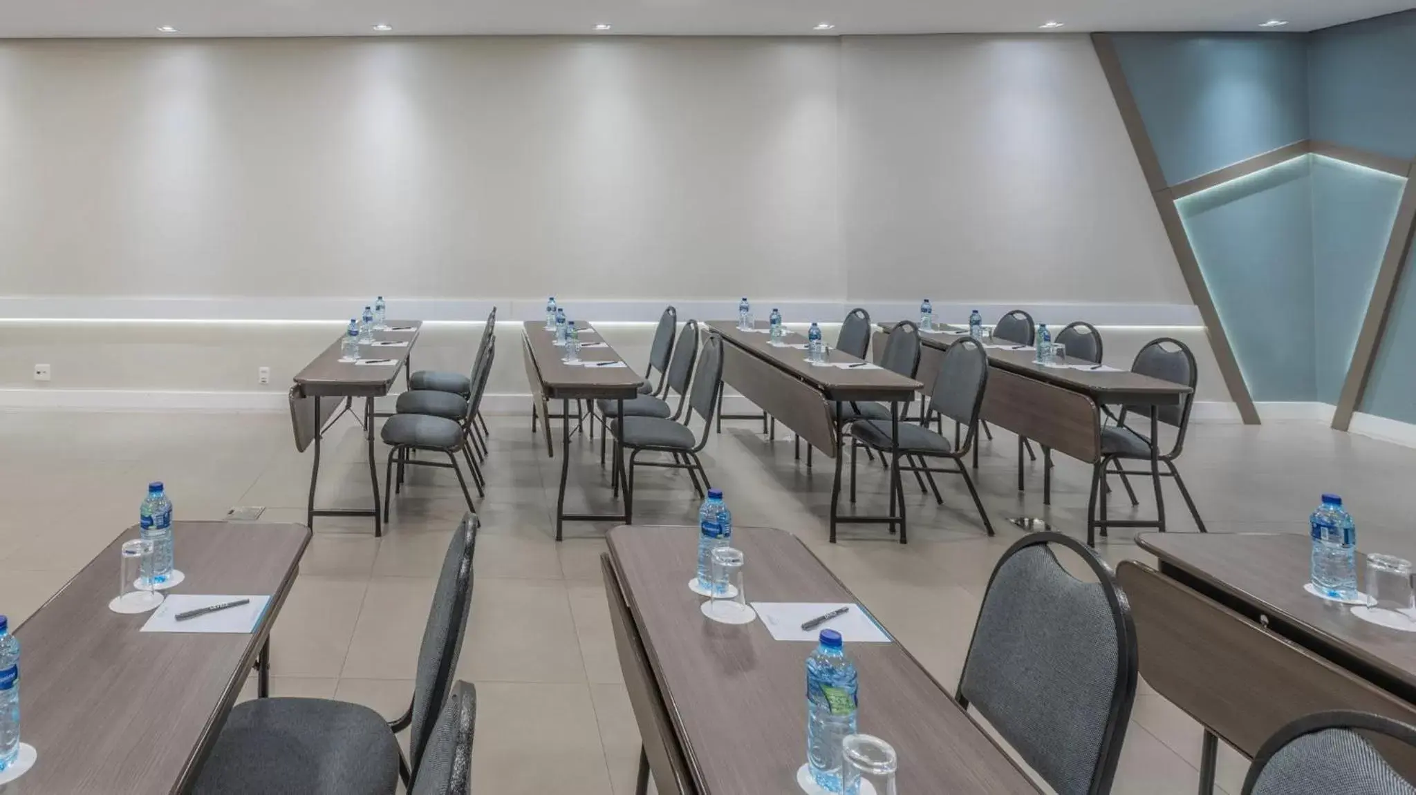 Meeting/conference room, Restaurant/Places to Eat in Hotel Deville Prime Cuiabá