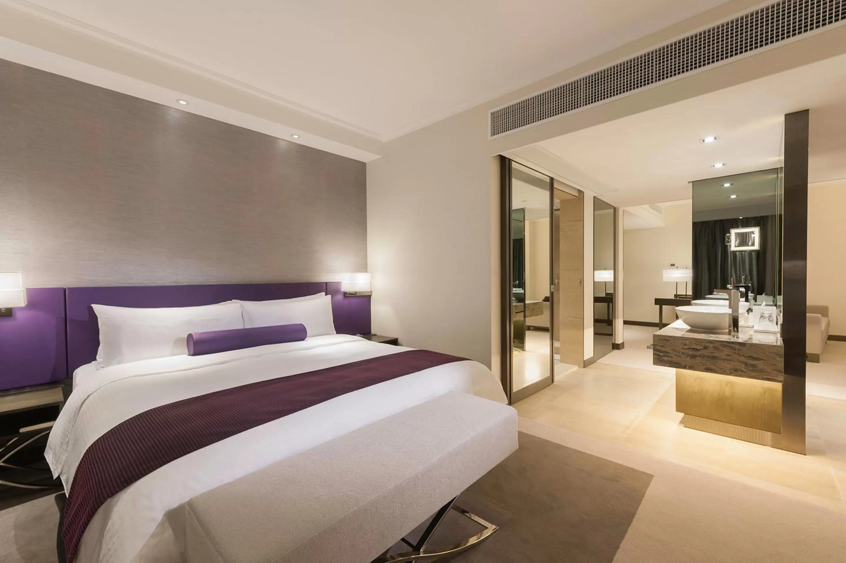 Photo of the whole room, Bed in Gateway Hotel, Marco Polo