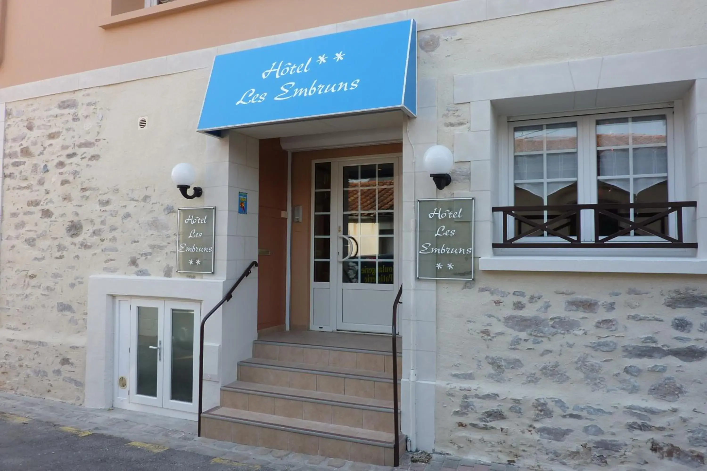 Facade/entrance in Hôtel Les Embruns Sables d'Olonne