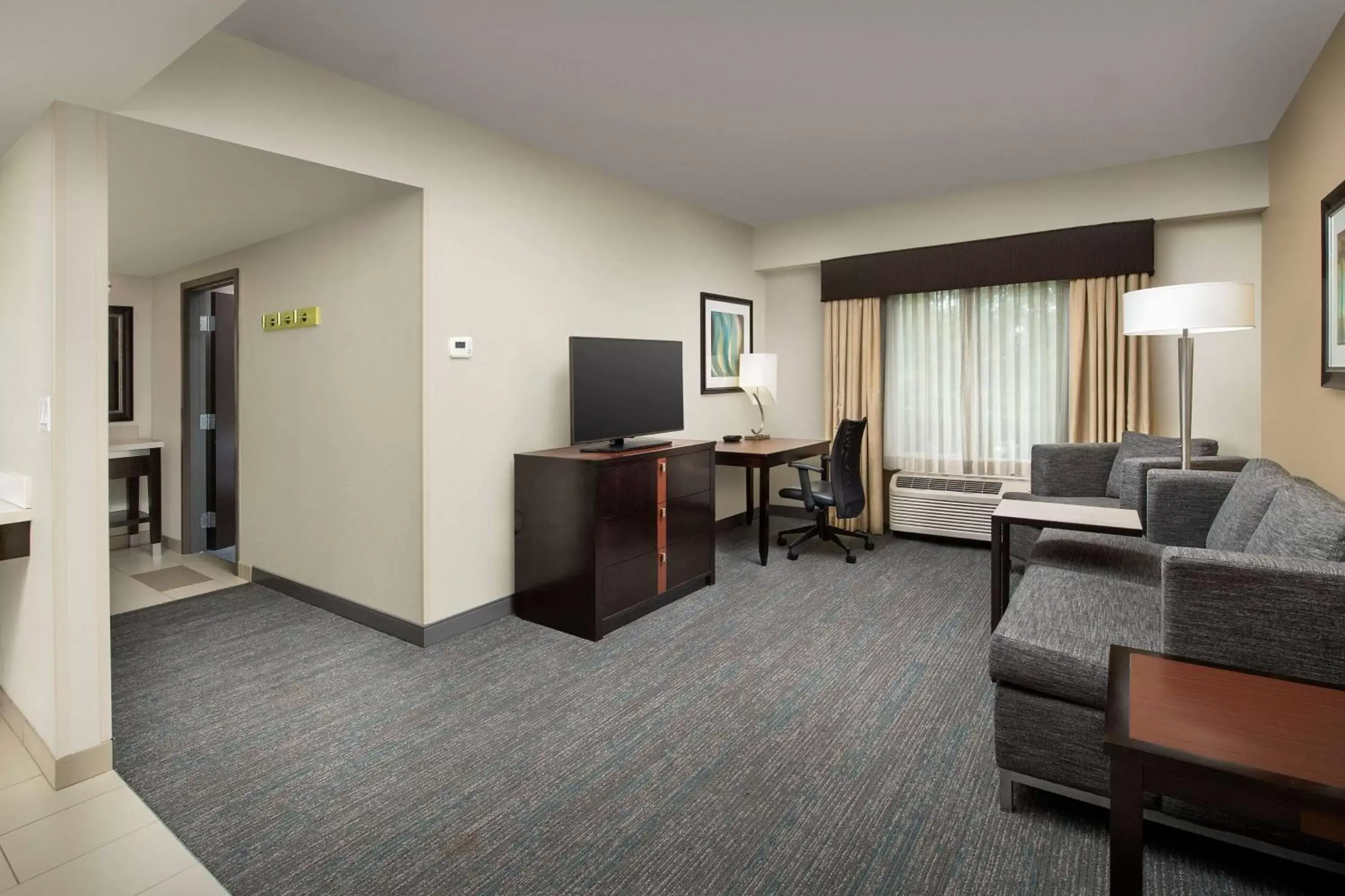 Bedroom, Seating Area in Hampton Inn & Suites Alpharetta-Windward