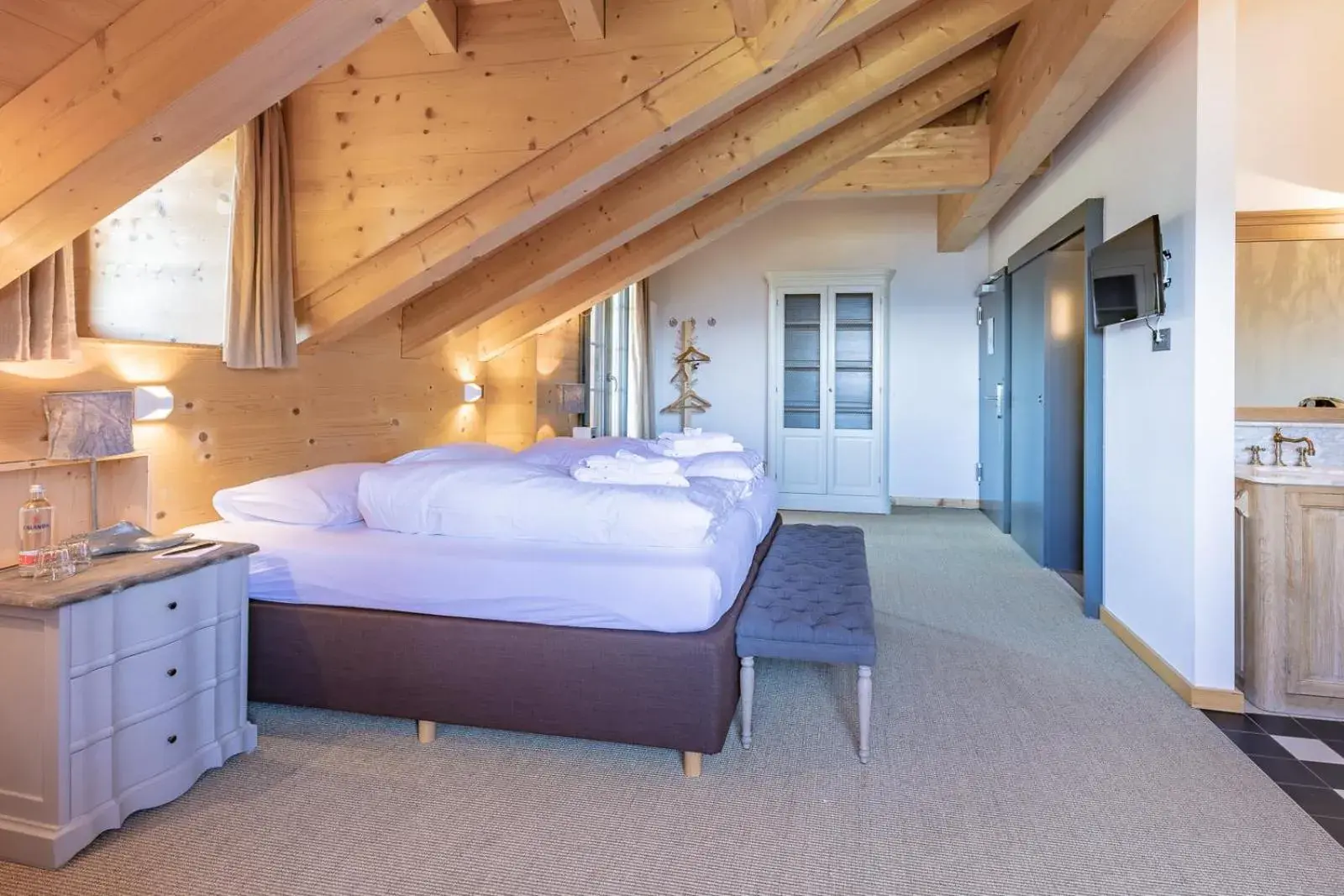 Bedroom, Bed in Rinderberg Swiss Alpine Lodge