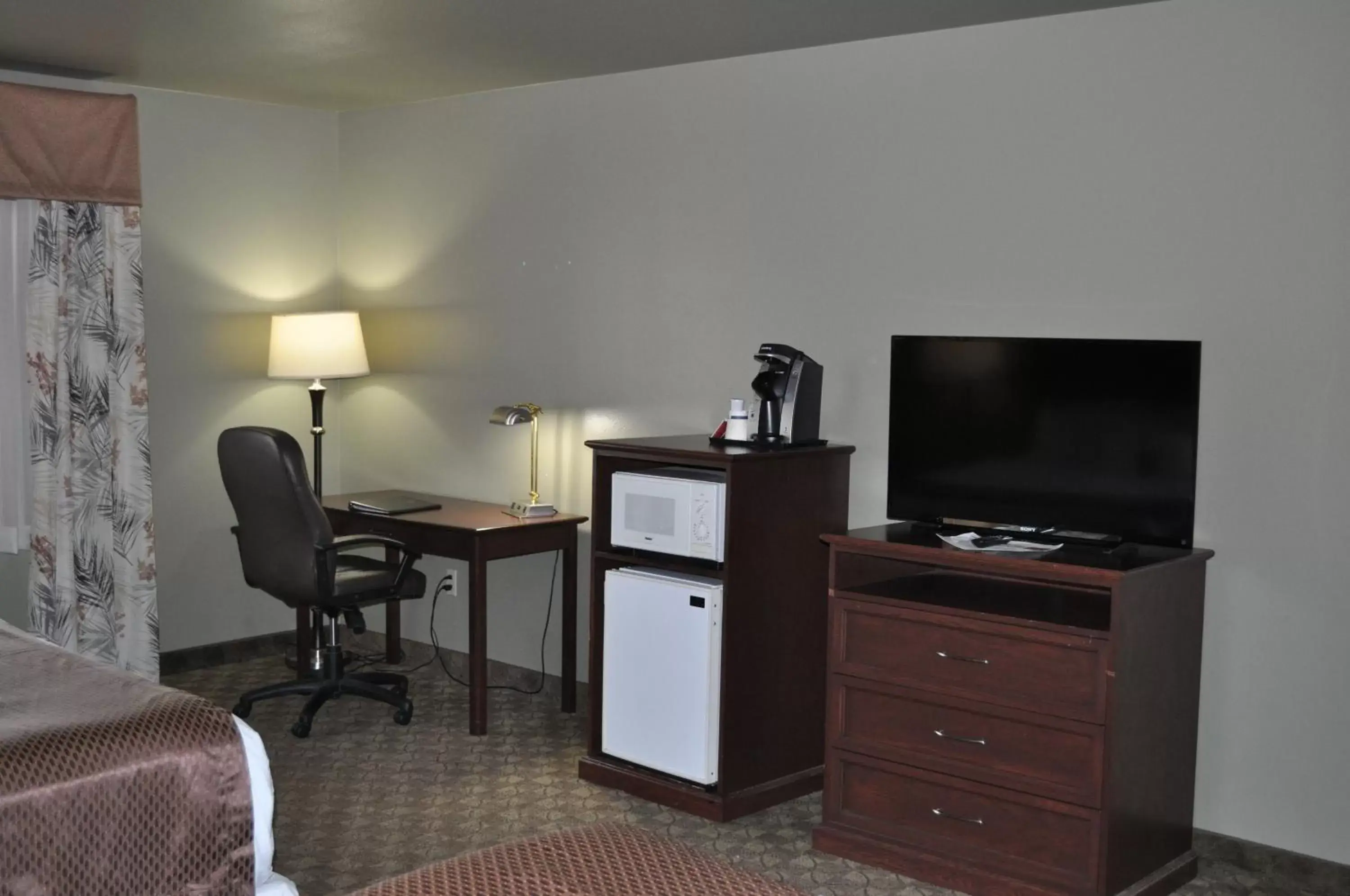 TV/Entertainment Center in Seaport Inn & Suites