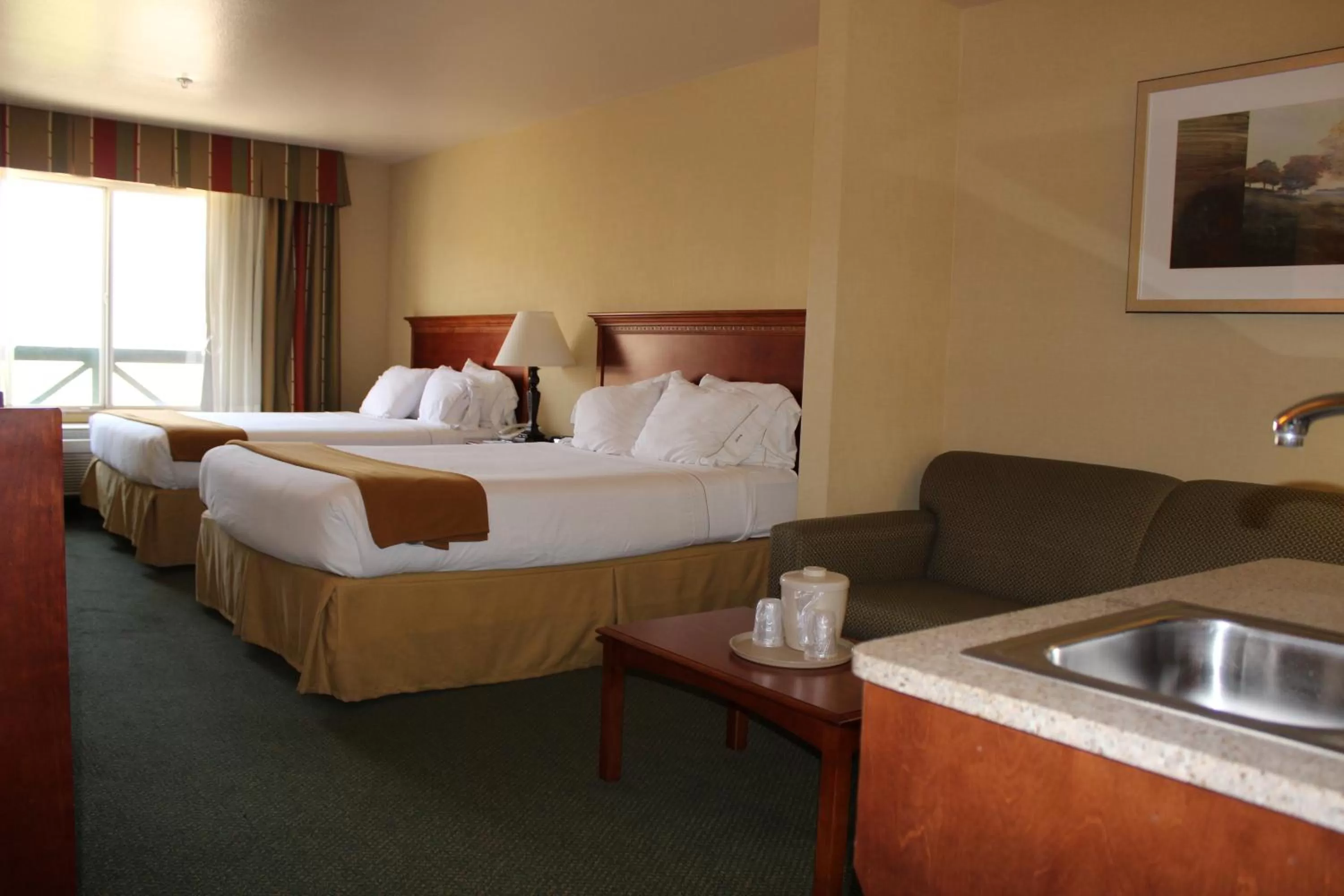 Bed in Holiday Inn Express Tehachapi by IHG