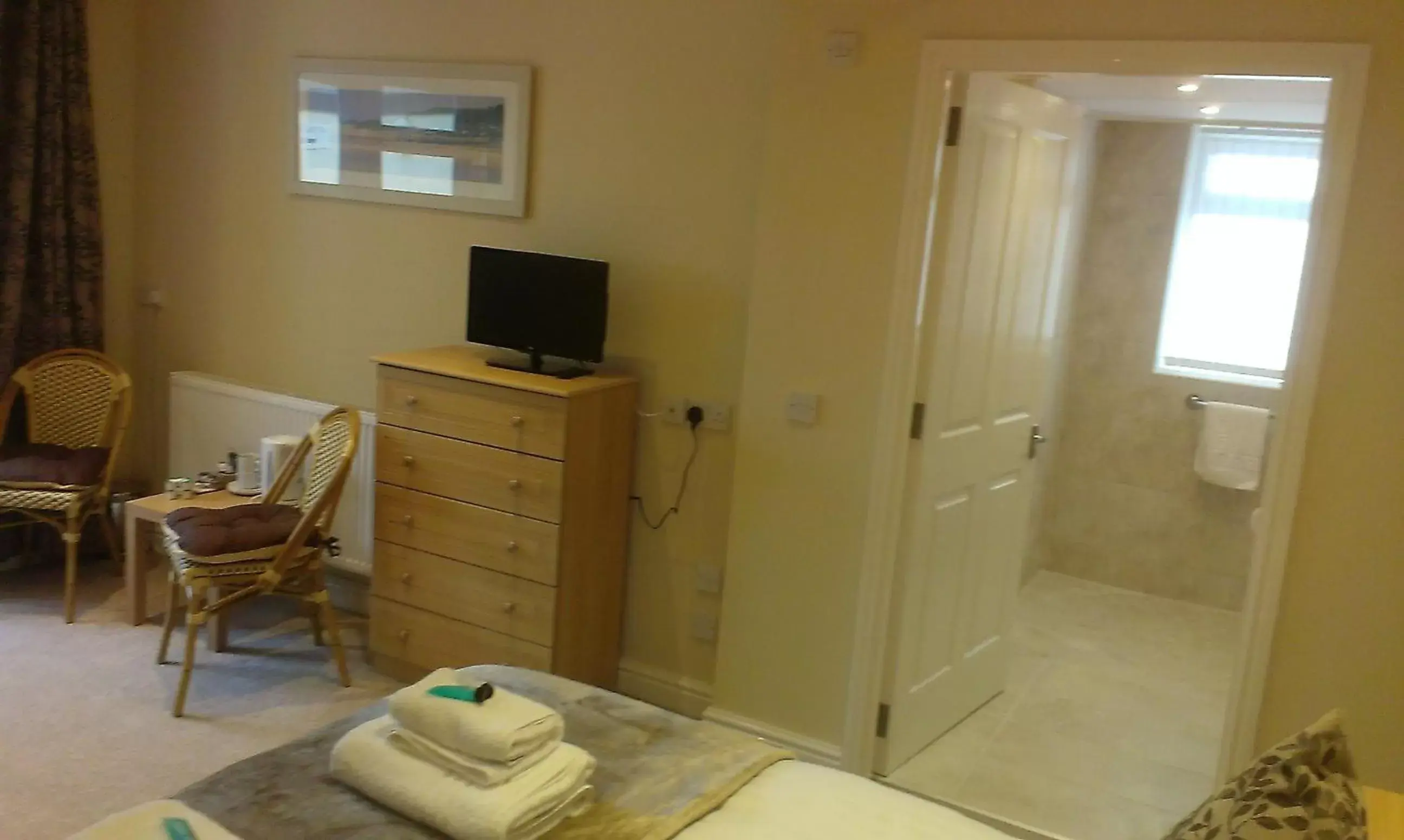 Bedroom, TV/Entertainment Center in Winchmore Hotel