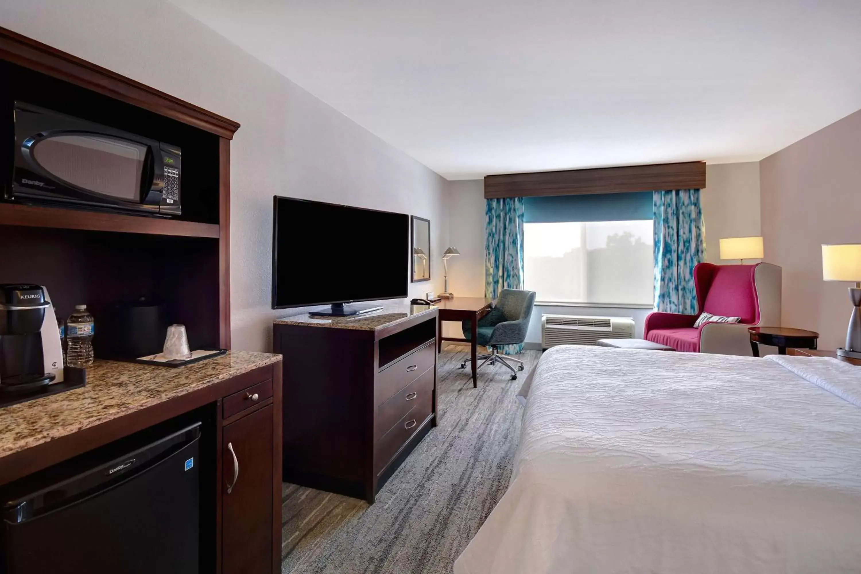 Bedroom, TV/Entertainment Center in Hilton Garden Inn Fort Myers