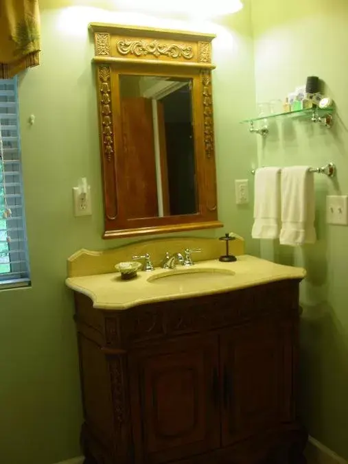 Bathroom in Brookside Mountain Mist Inn