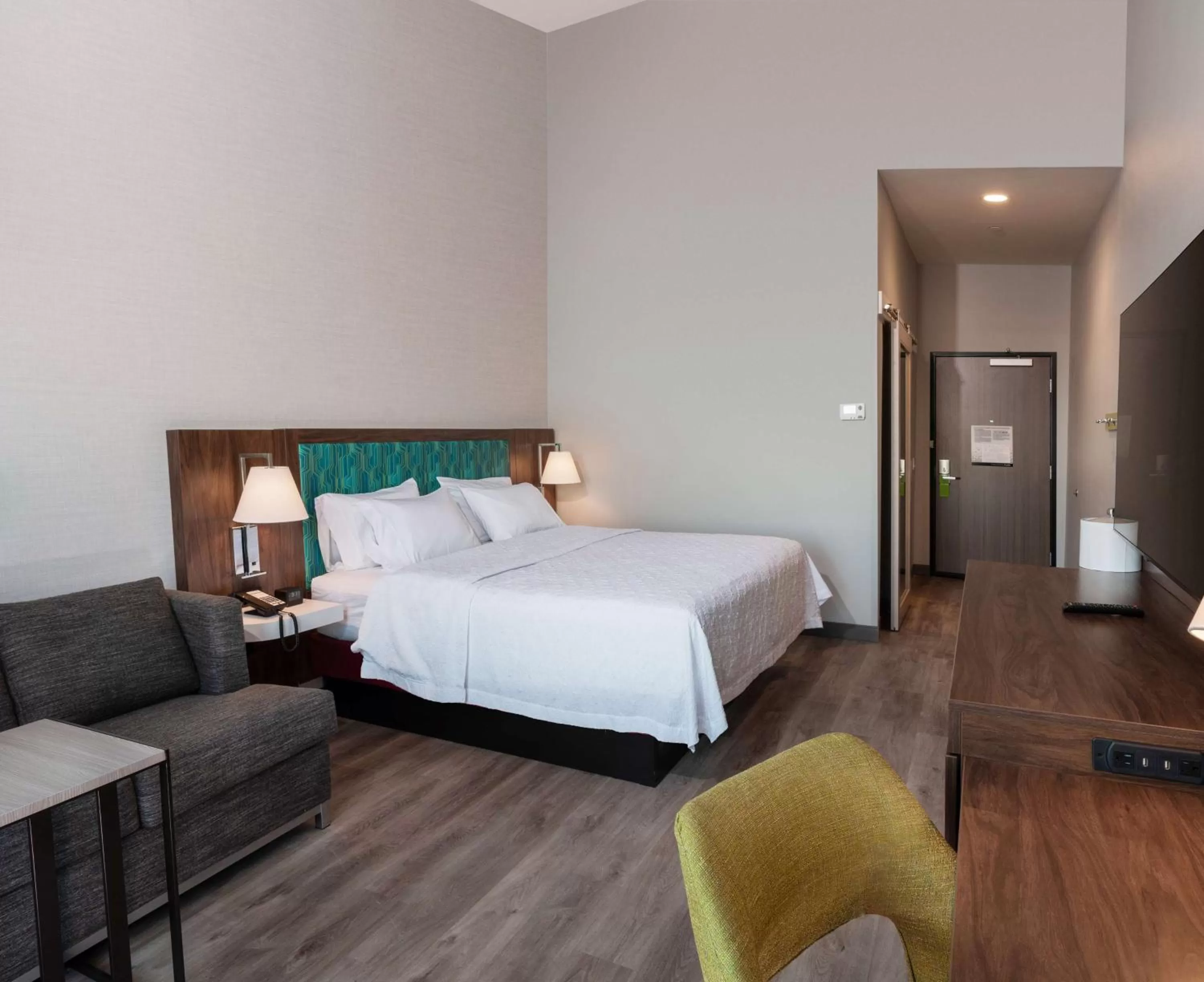 Bedroom, Bed in Hampton Inn Riverside March Air Force Base, Ca