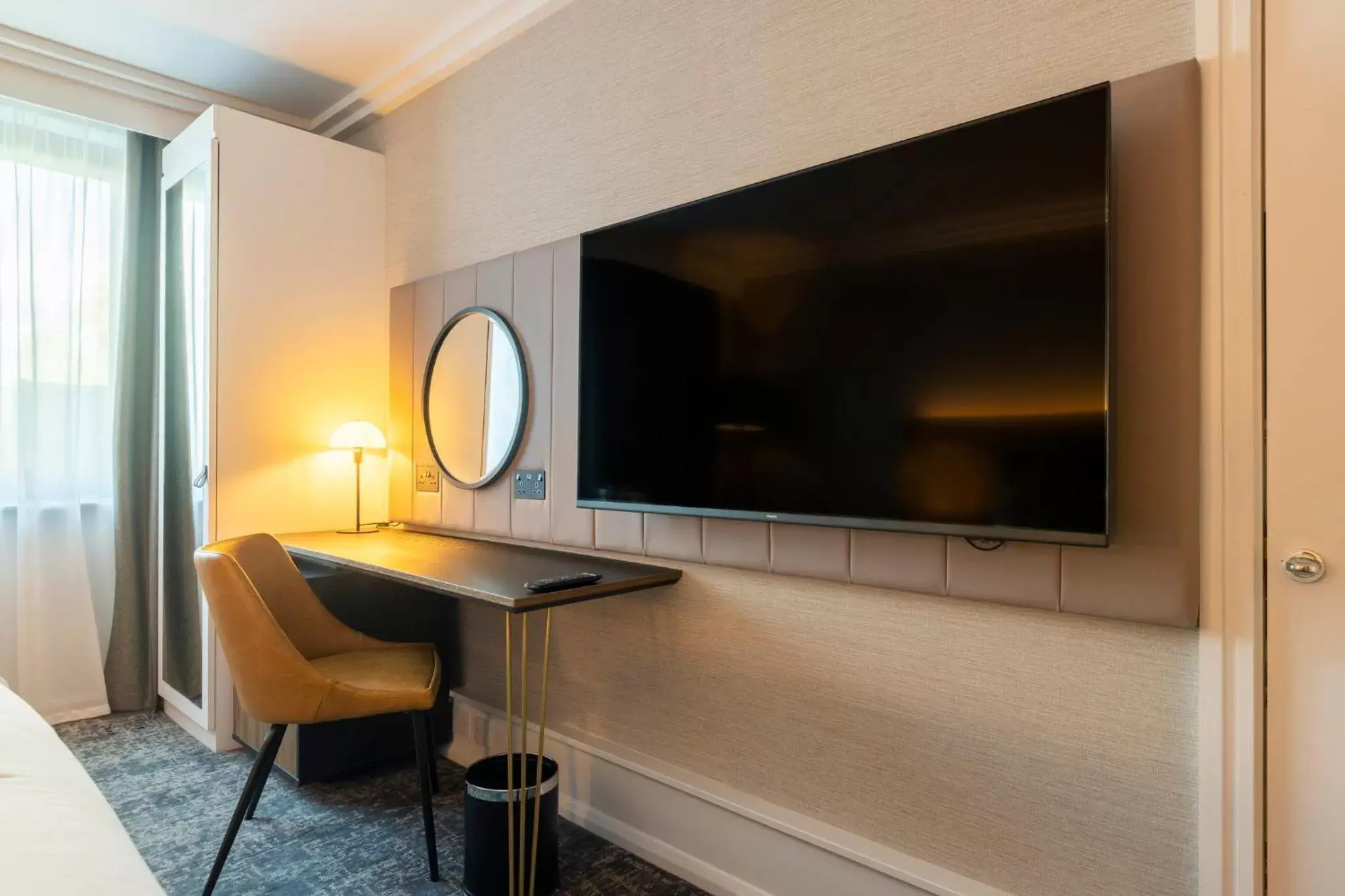 Photo of the whole room, TV/Entertainment Center in Crowne Plaza Manchester Airport