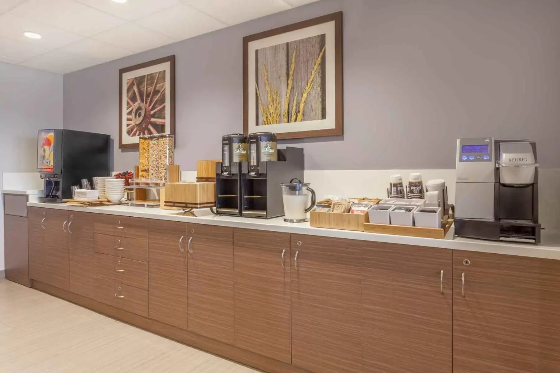 Food and drinks in Microtel Inn & Suites by Wyndham Fort McMurray