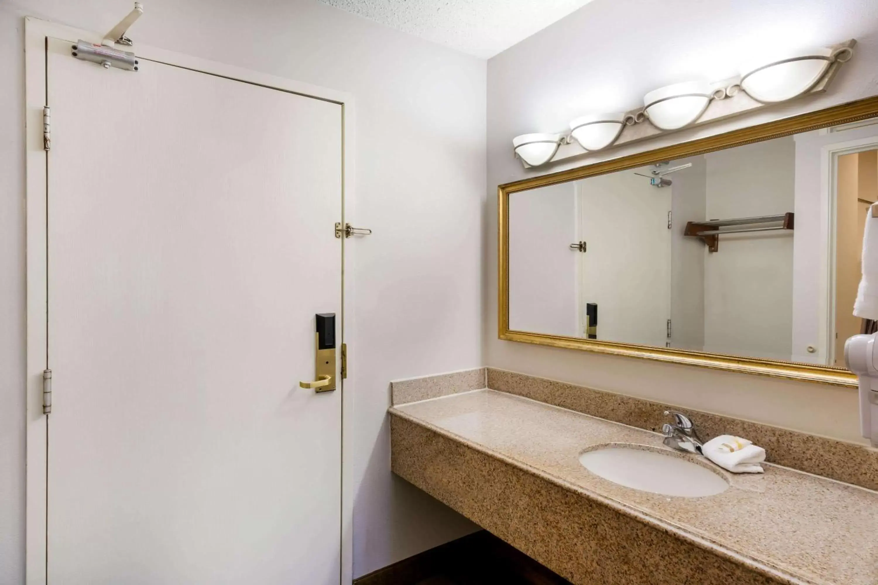 Bathroom in La Quinta Inn & Suites by Wyndham Meridian
