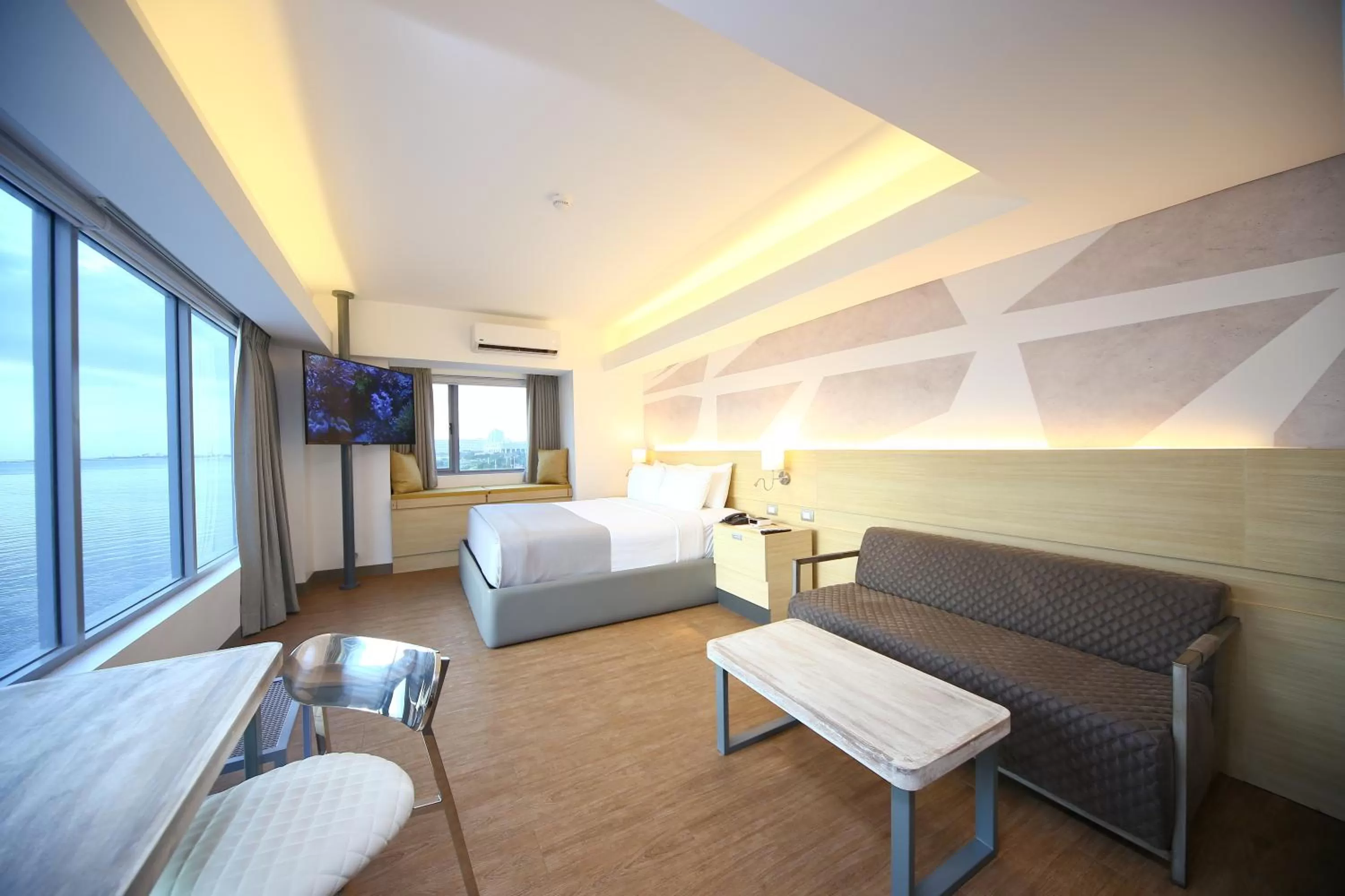 Living room, Bed in TRYP by Wyndham Mall of Asia Manila