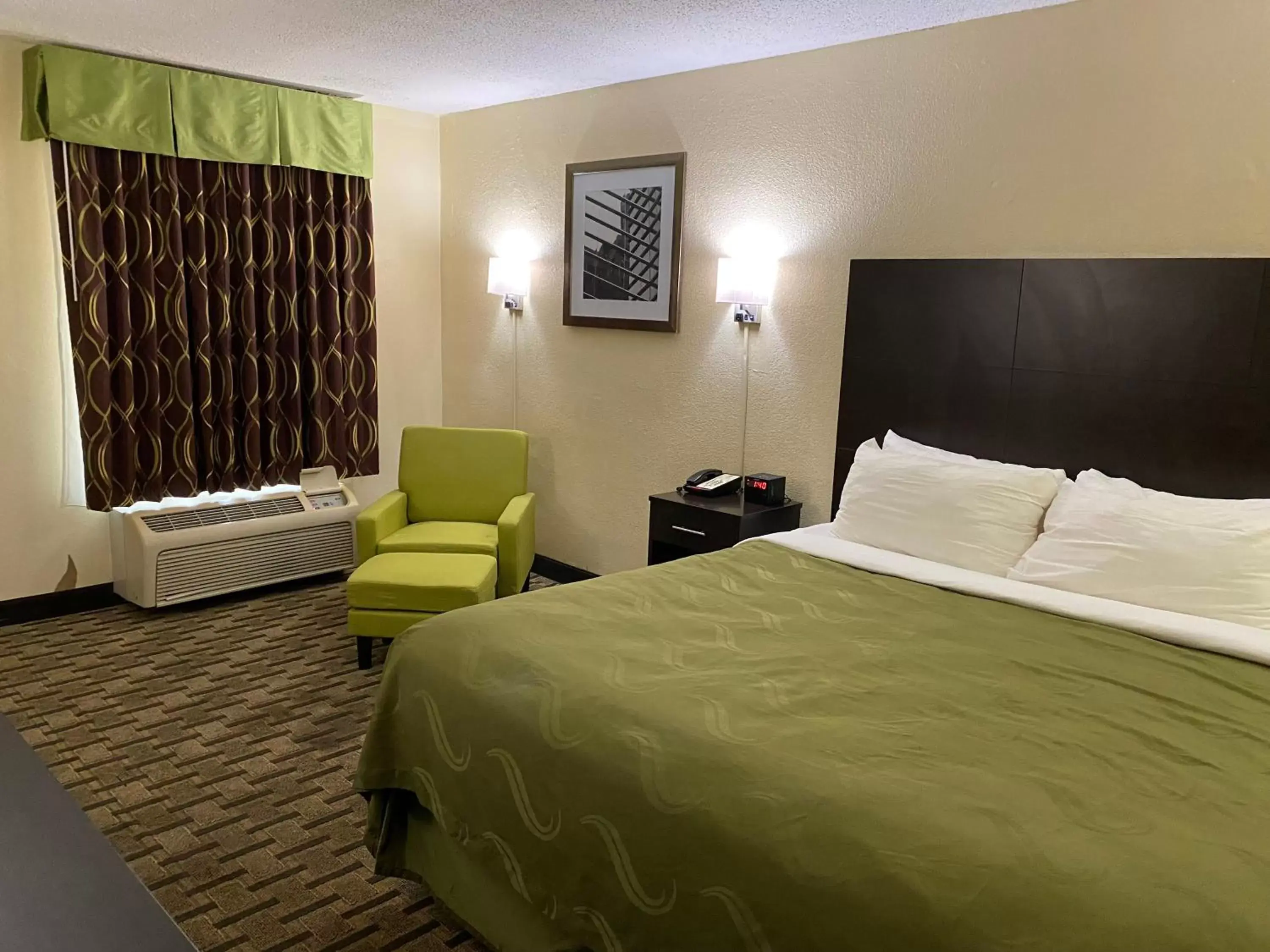 Bed in Quality Inn Elizabeth City near University