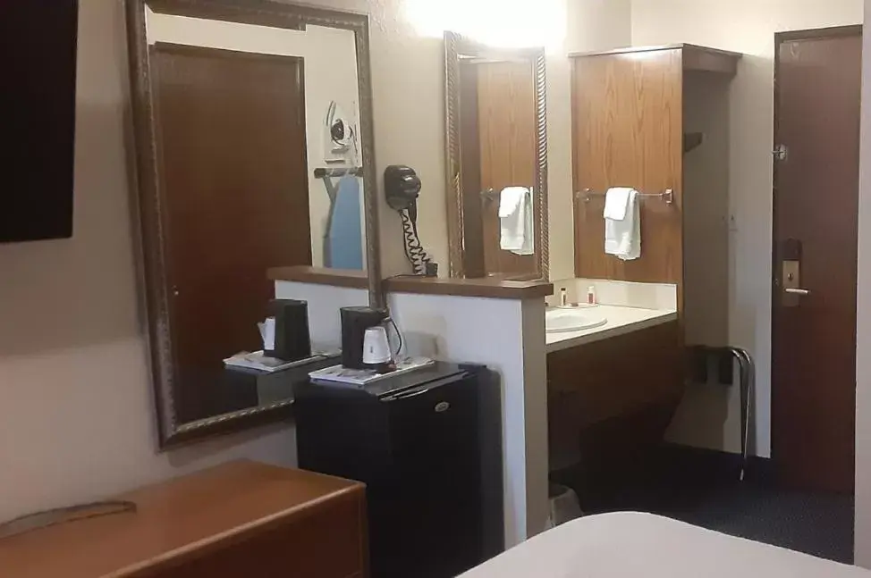 Coffee/tea facilities, Bathroom in Days Inn by Wyndham Pocatello University Area