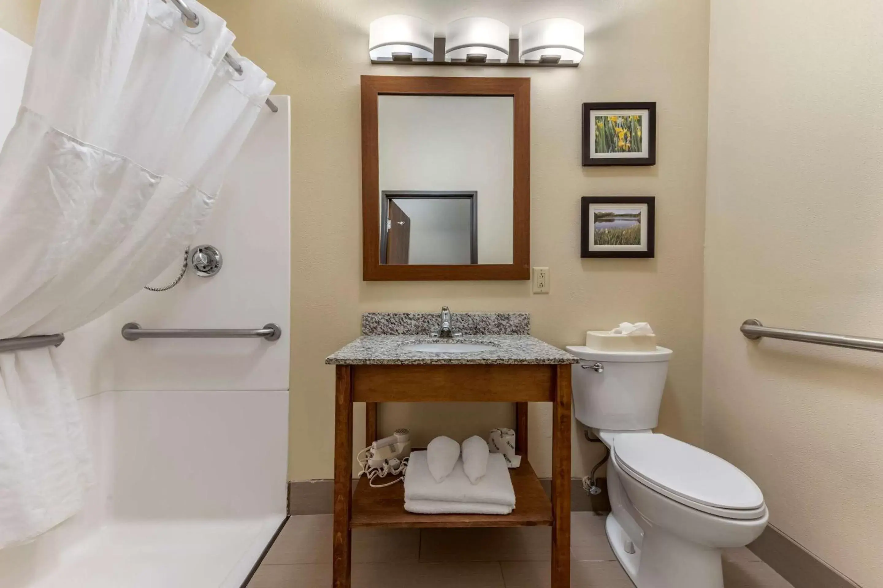 Bathroom in Comfort Inn & Suites Streetsboro - Kent
