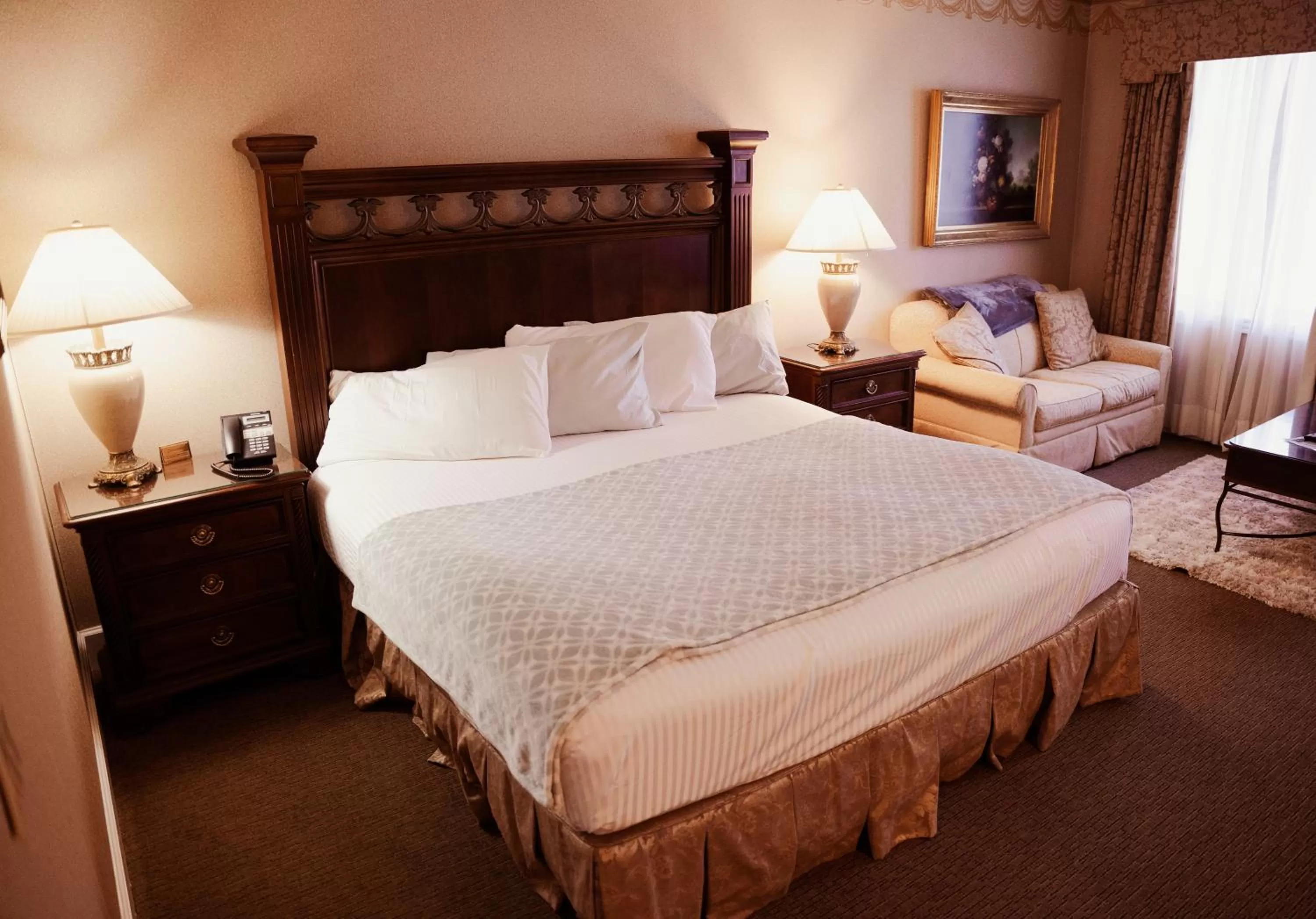 Bed in Phoenix Inn Resort