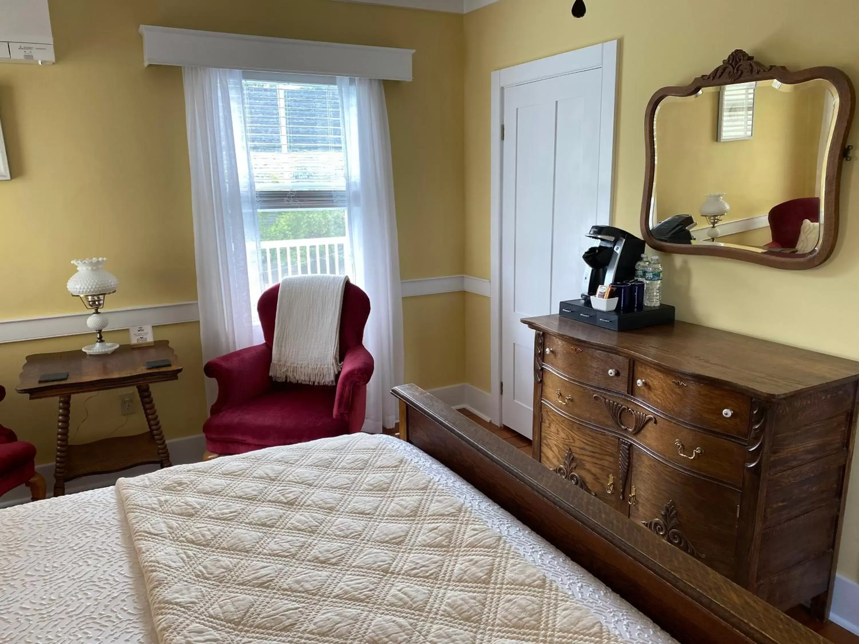 Photo of the whole room, Bed in Spouter Inn Bed & Breakfast