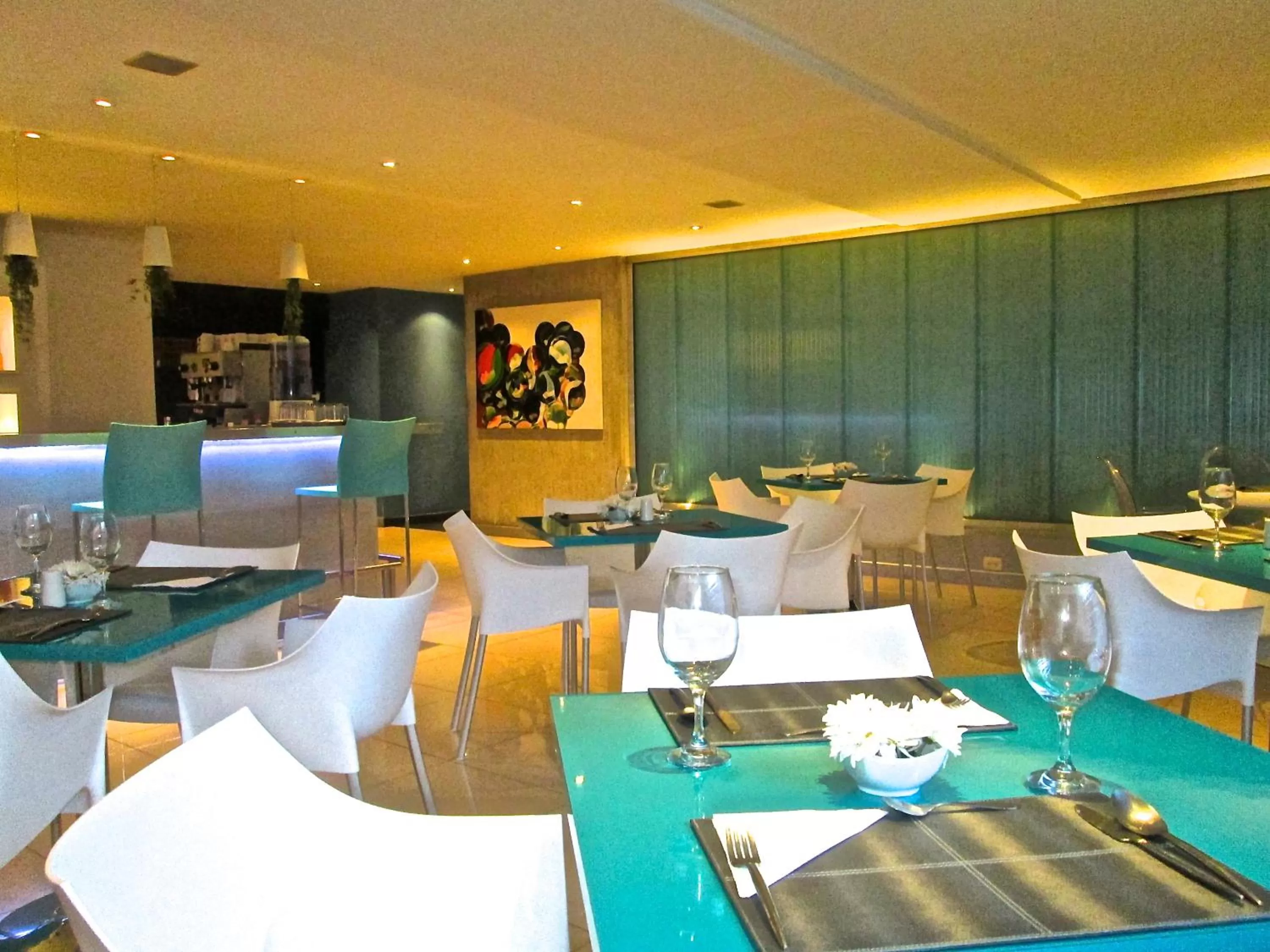 Restaurant/places to eat in Hotel 104 Art Suites