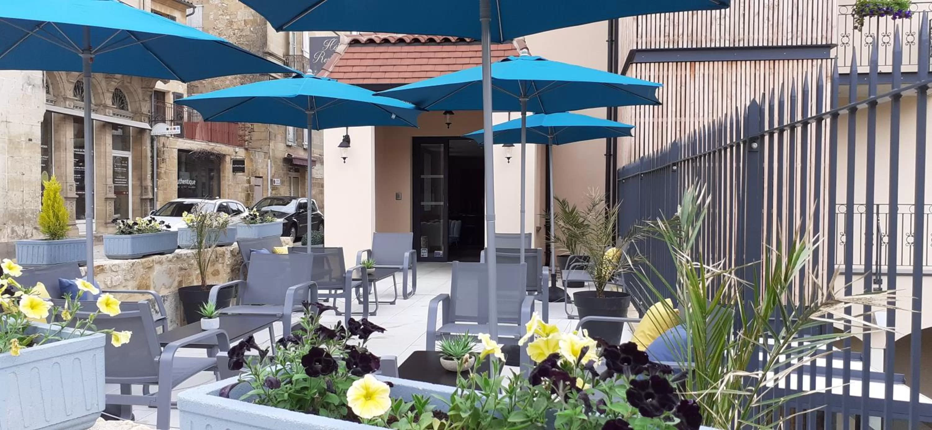Patio in Hôtel-Restaurant des Augustins