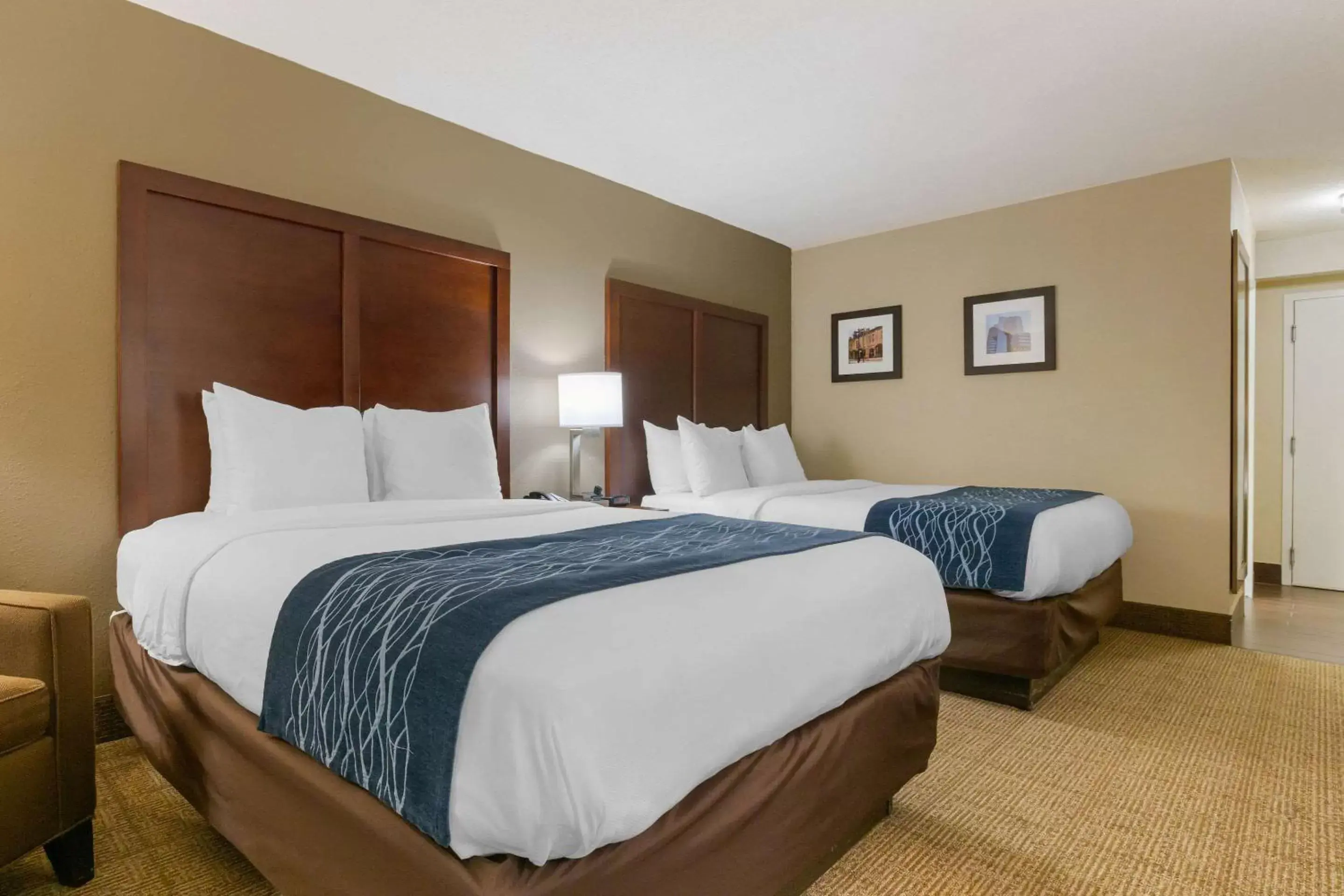 Photo of the whole room, Bed in Comfort Inn & Suites Durham near Duke University