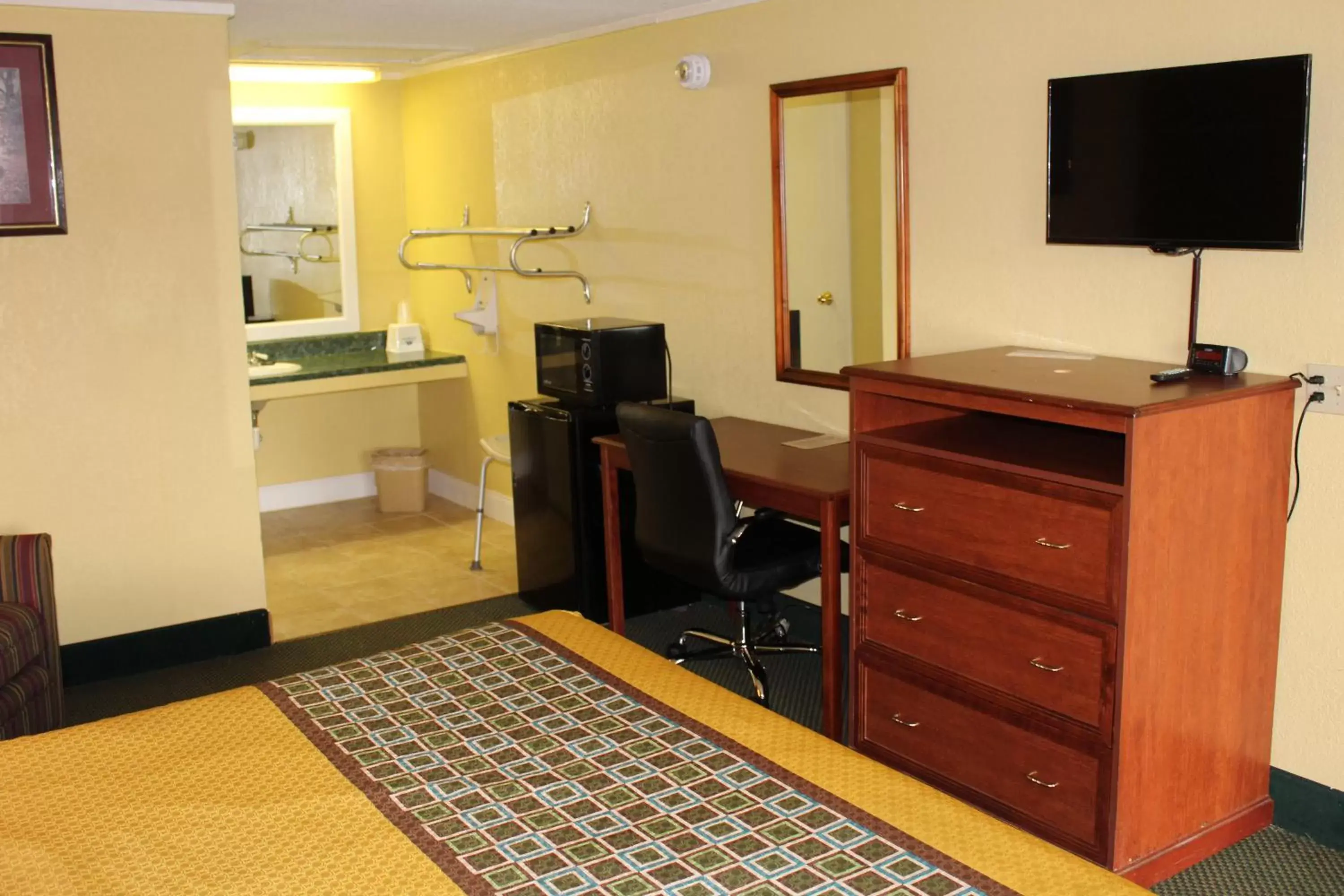 Bed, TV/Entertainment Center in America's Best Value Inn Conyers