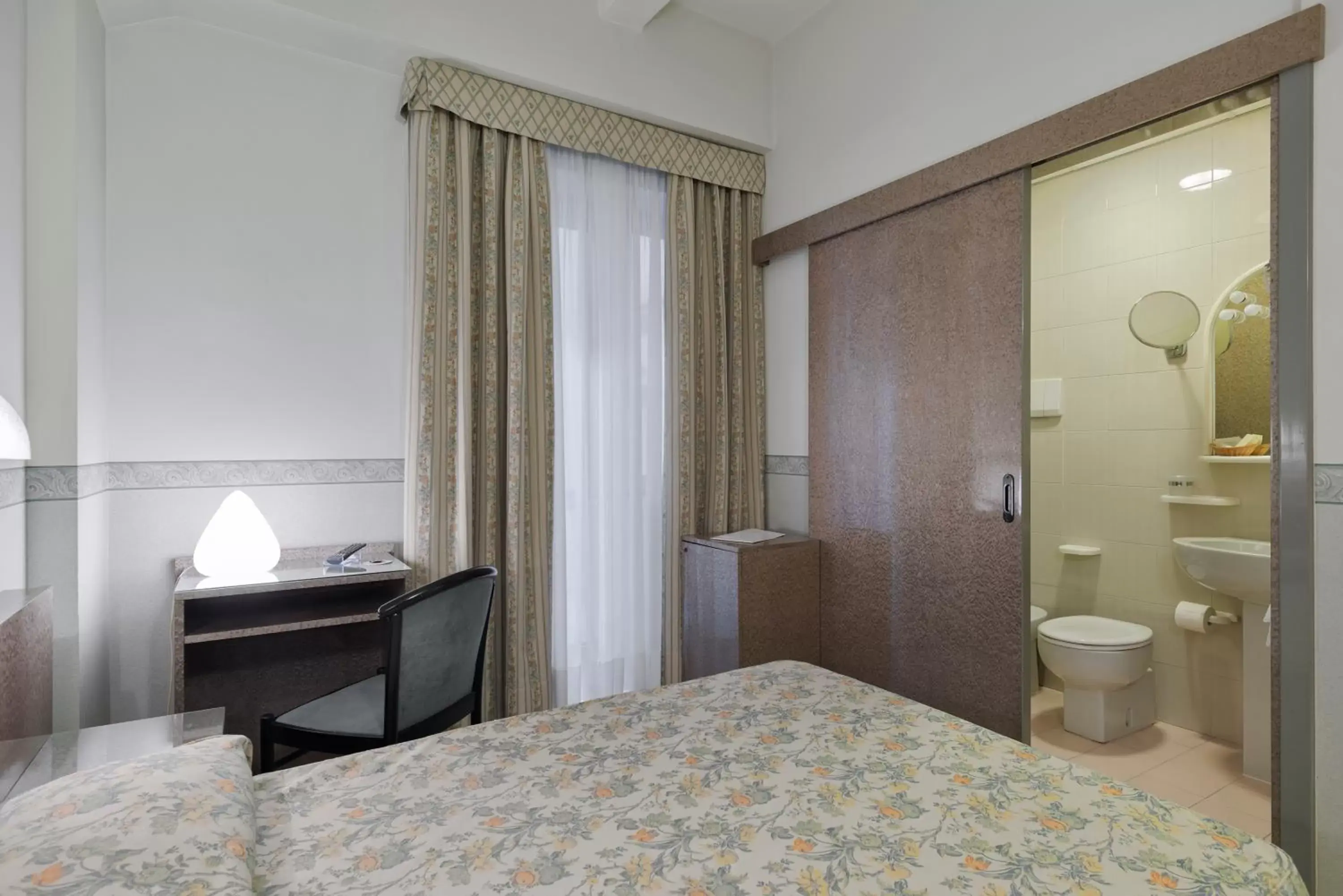 Bathroom, Bed in Hotel Garibaldi