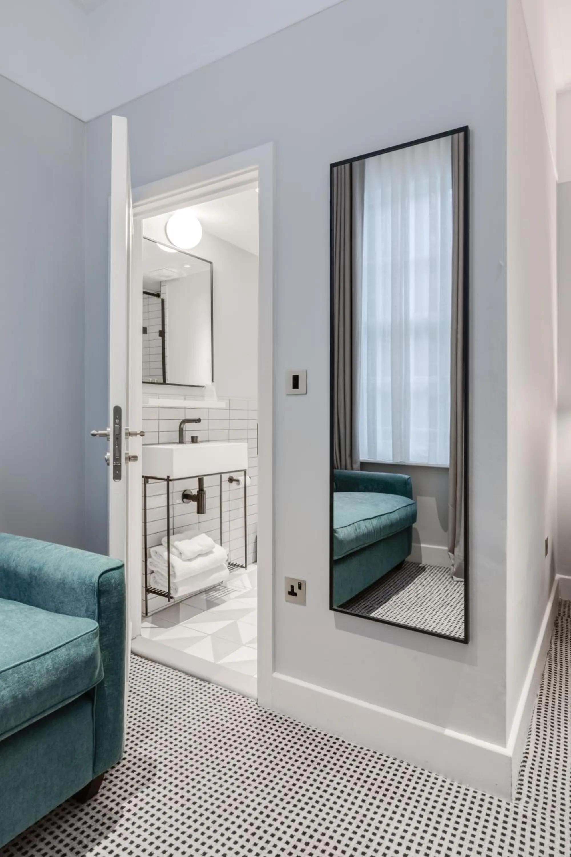 Bedroom, TV/Entertainment Center in Best Western The Boltons