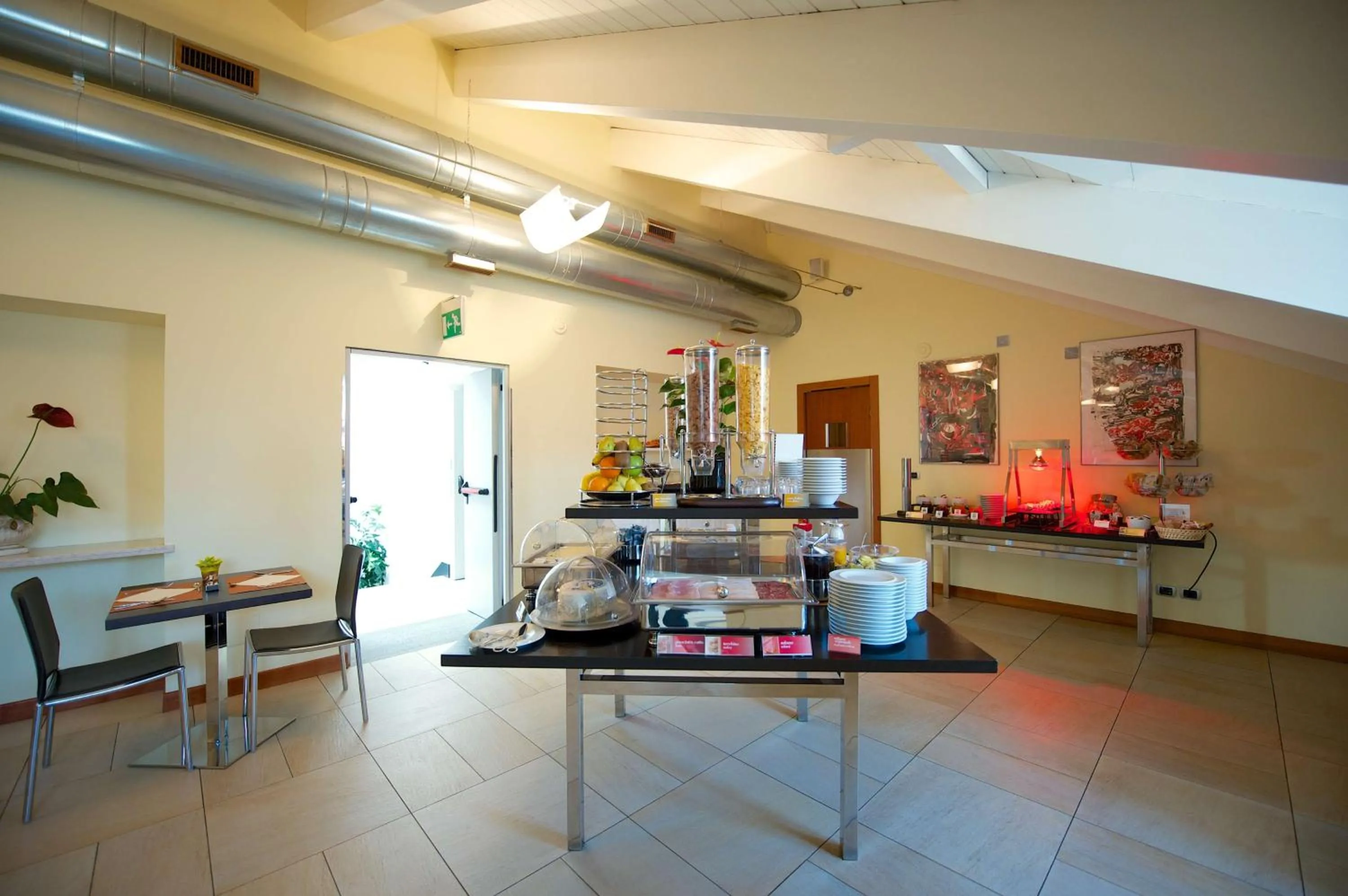 Restaurant/places to eat in Best Western Crystal Palace Hotel