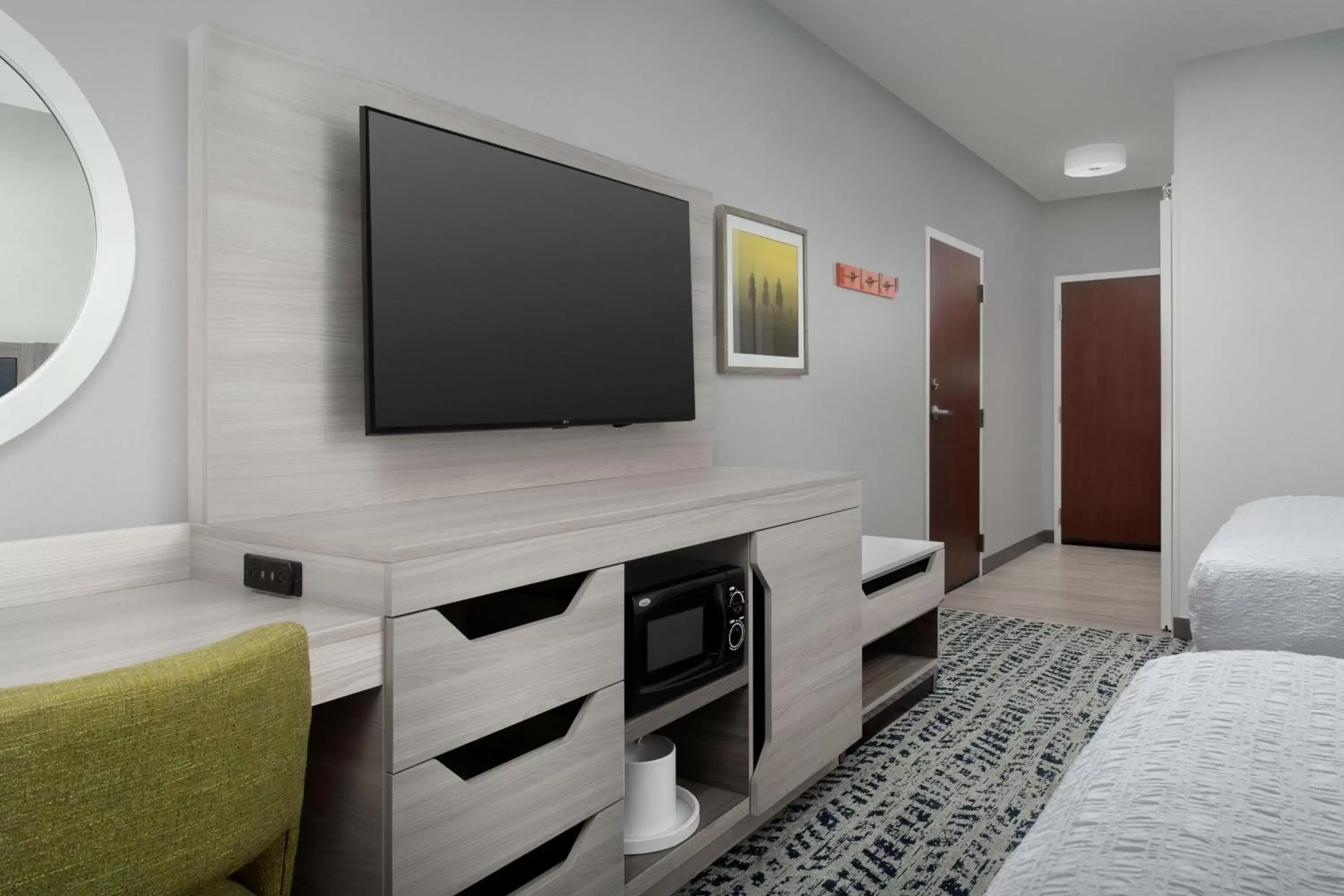 Bedroom, TV/Entertainment Center in Hampton Inn Duncan
