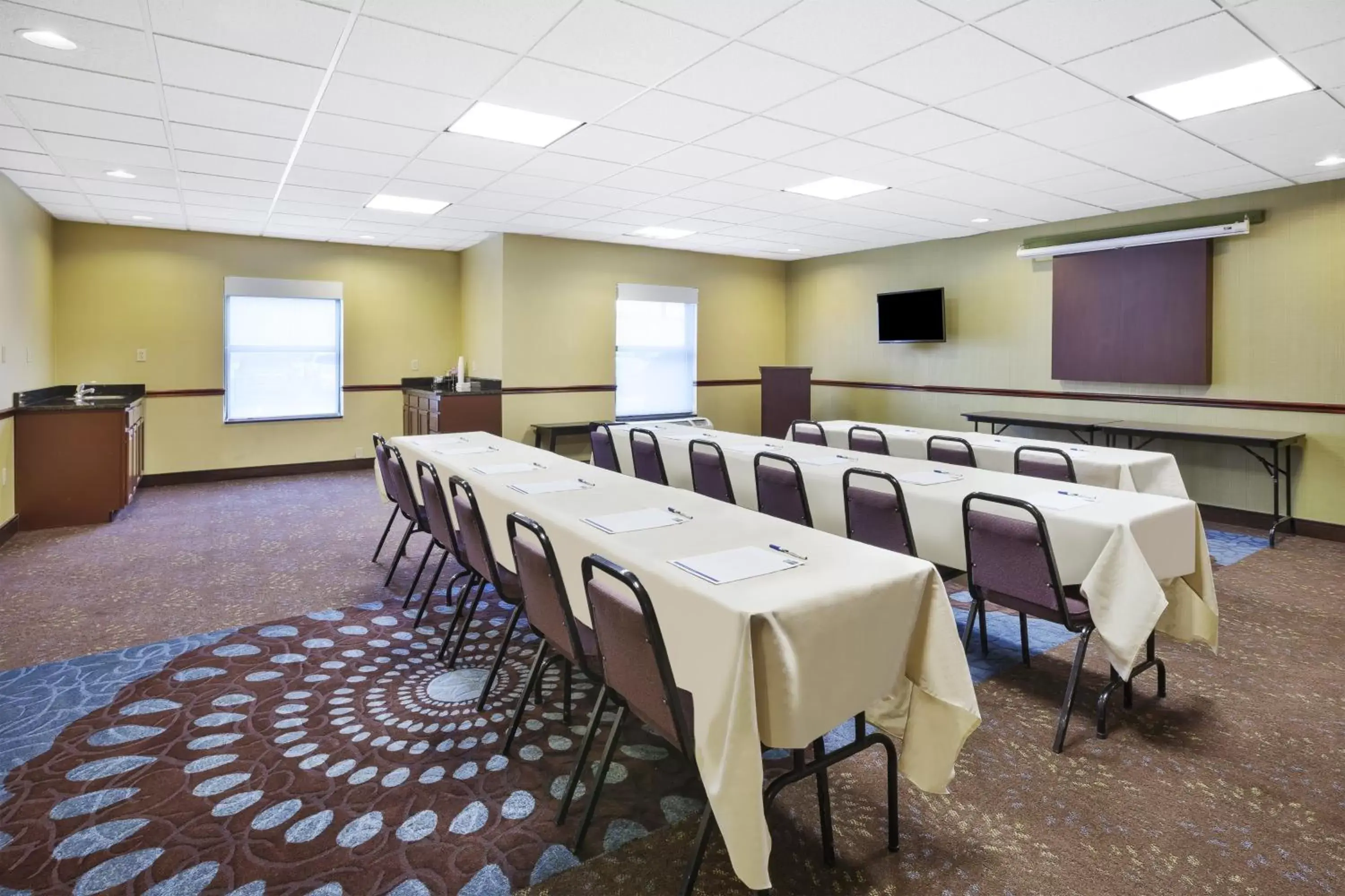 Meeting/conference room in Holiday Inn Express Hotel & Suites Circleville, an IHG Hotel