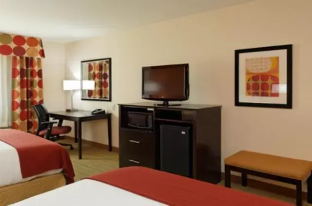 TV/Entertainment Center in Holiday Inn Express Florence Northeast, an IHG Hotel