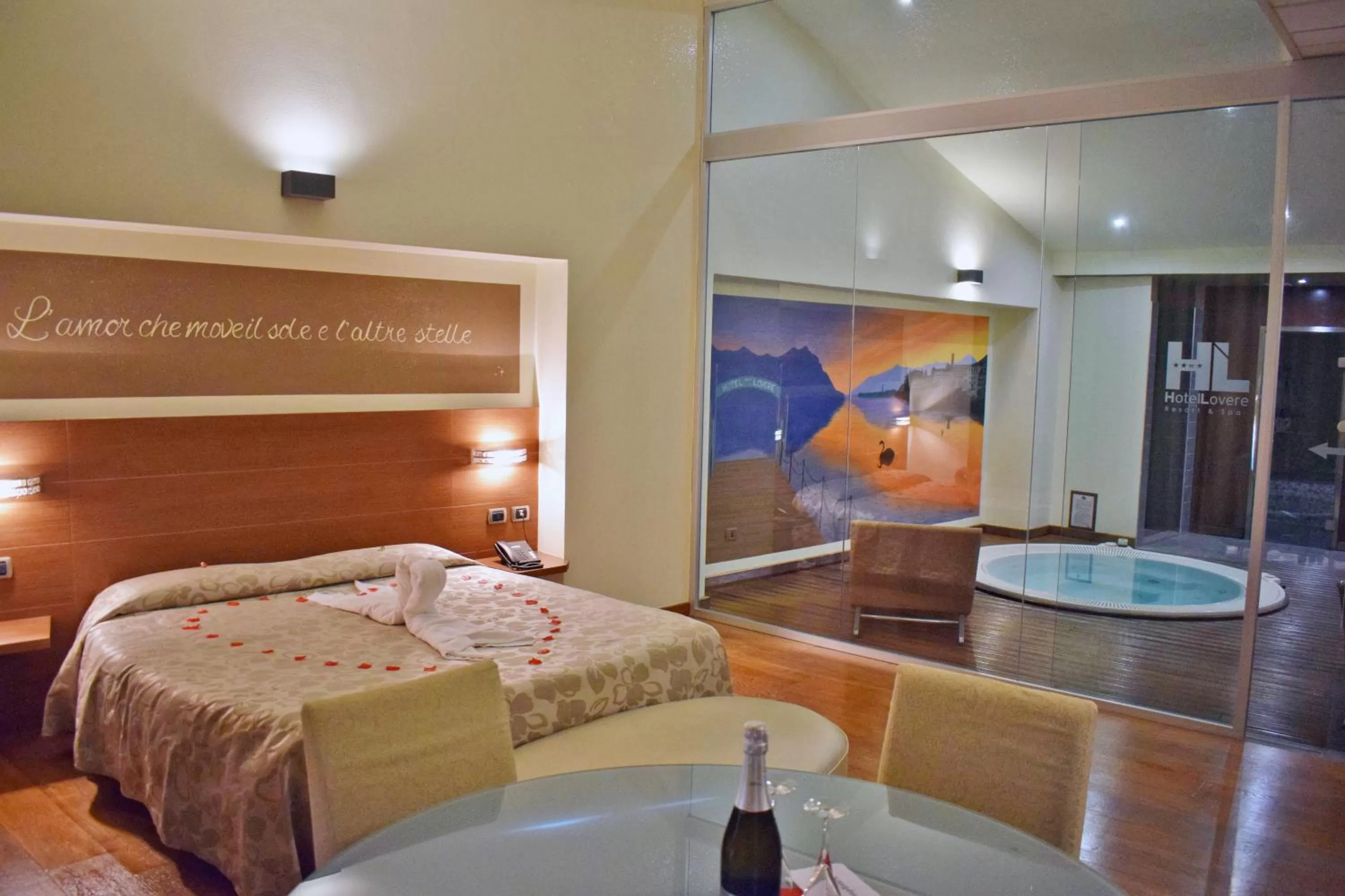 Hot Tub, Bed in Hotel Lovere Resort & Spa