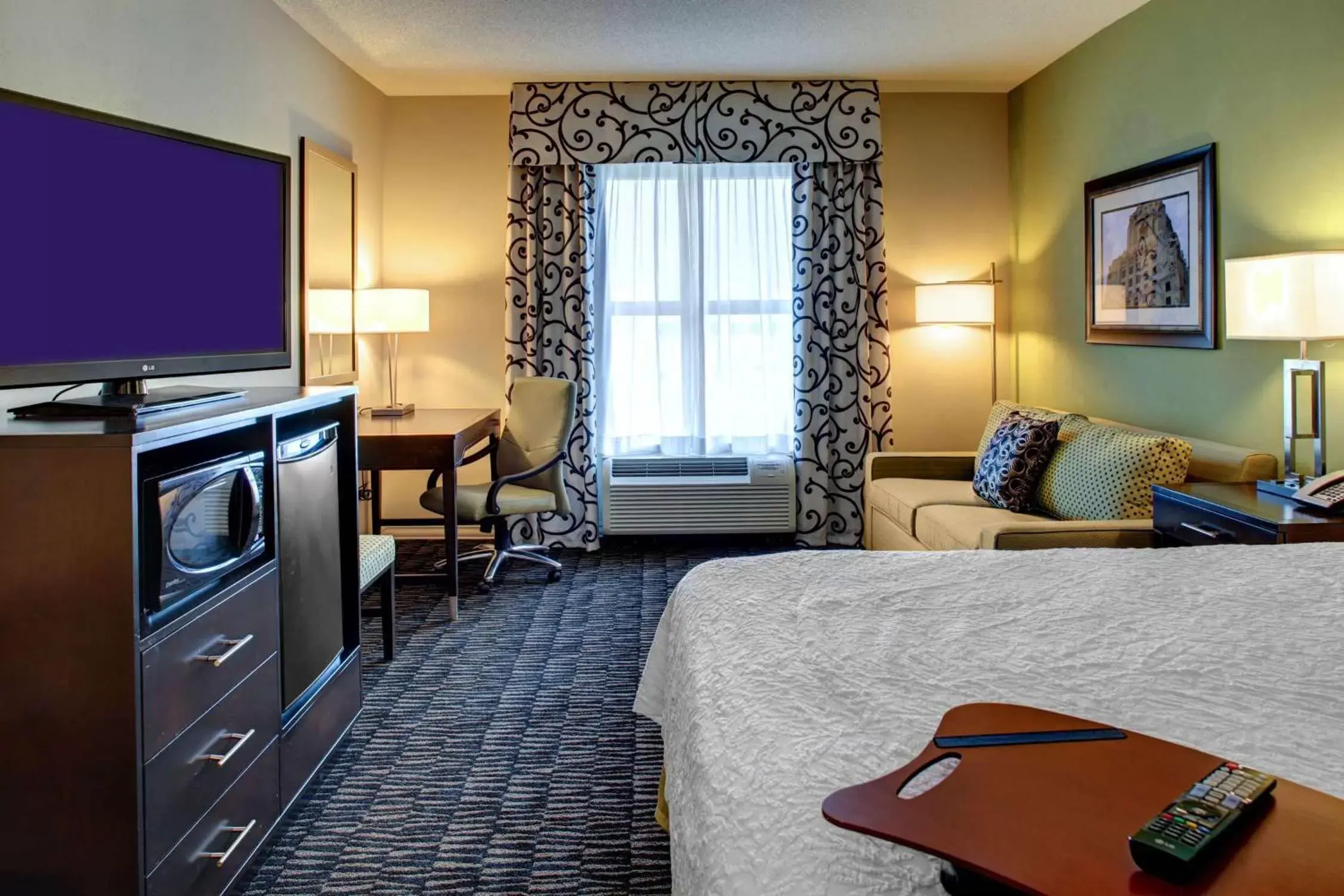 Bedroom, TV/Entertainment Center in Hampton Inn & Suites Baton Rouge Downtown