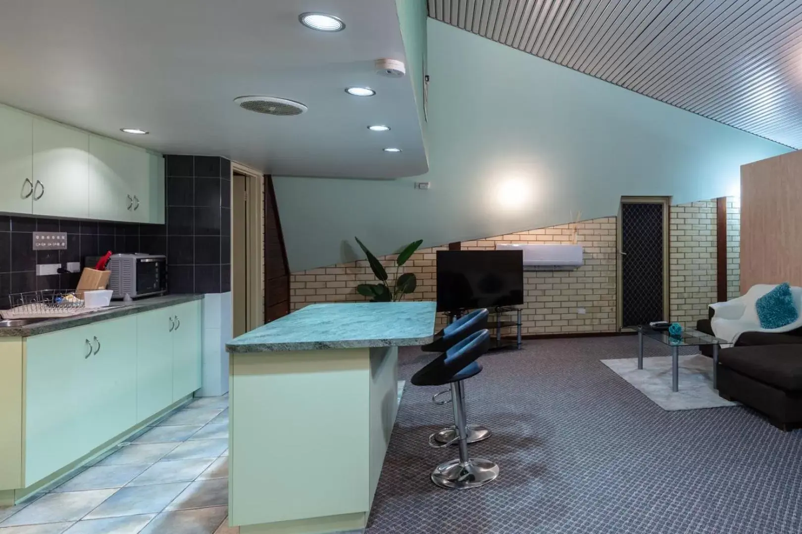 Kitchen or kitchenette, Kitchen/Kitchenette in Sails Geraldton Accommodation