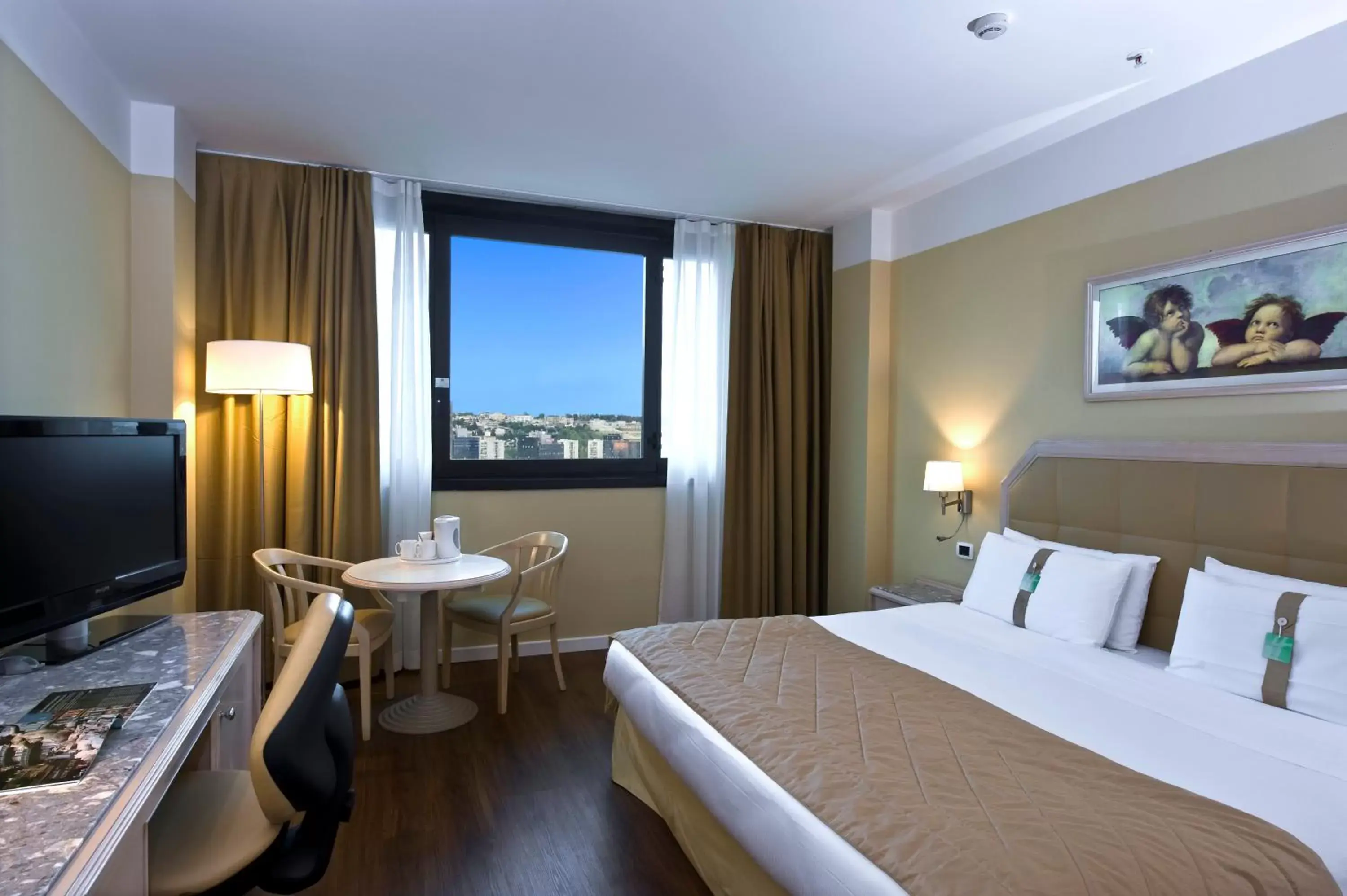 TV and multimedia, Bed in Holiday Inn Naples by IHG TV and multimedia, Bed in Holiday Inn Naples by IHG