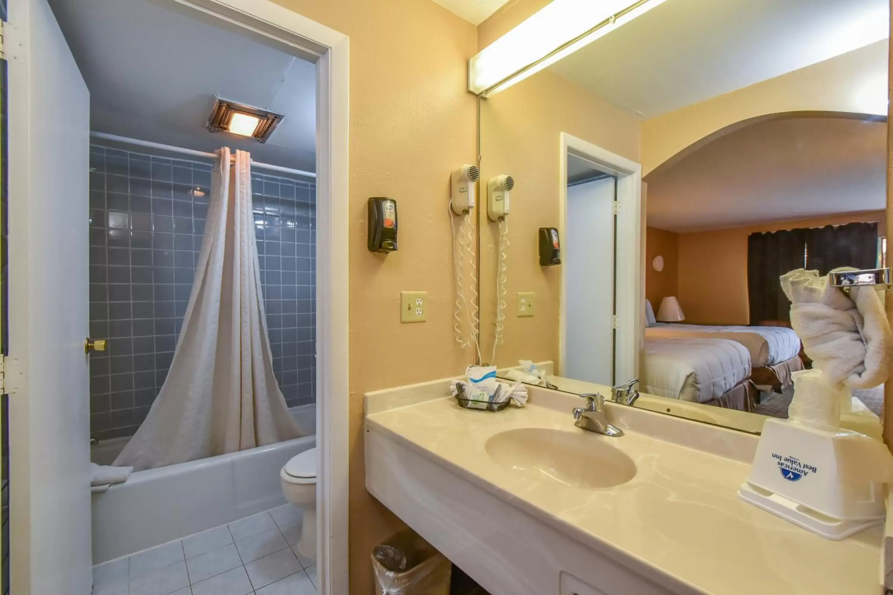 Hot Tub, Bathroom in Americas Best Value Inn & Suites Williamstown