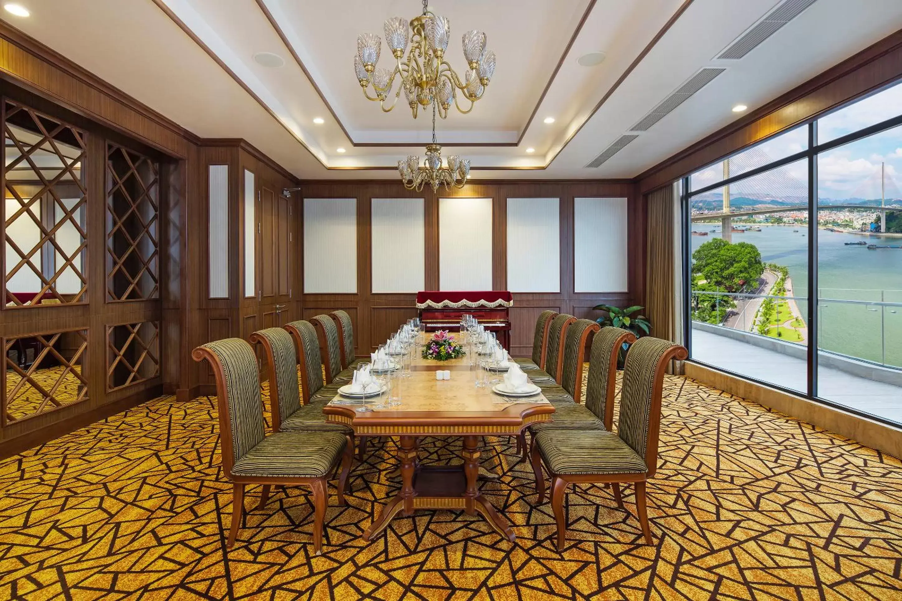 Restaurant/places to eat in Wyndham Legend Halong