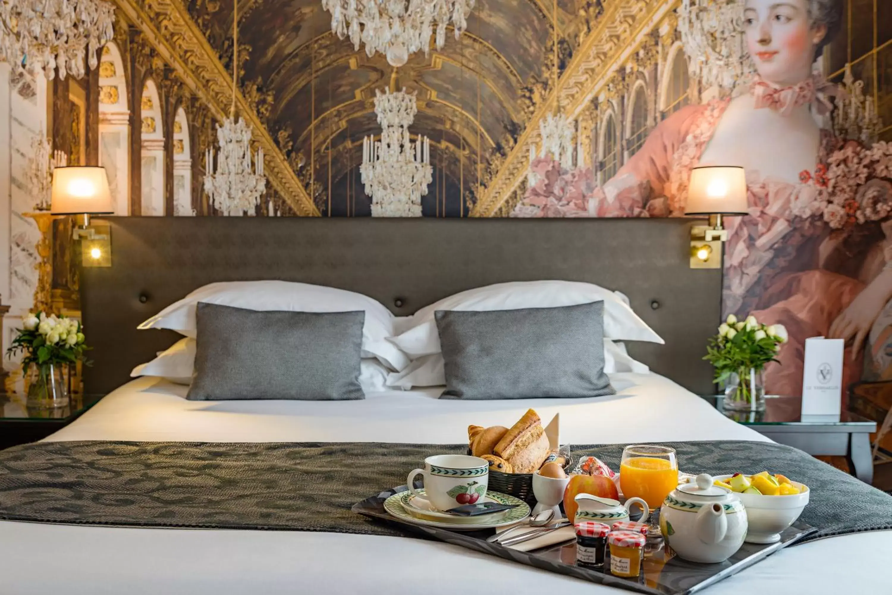 Continental breakfast, Bed in Hôtel Le Versailles