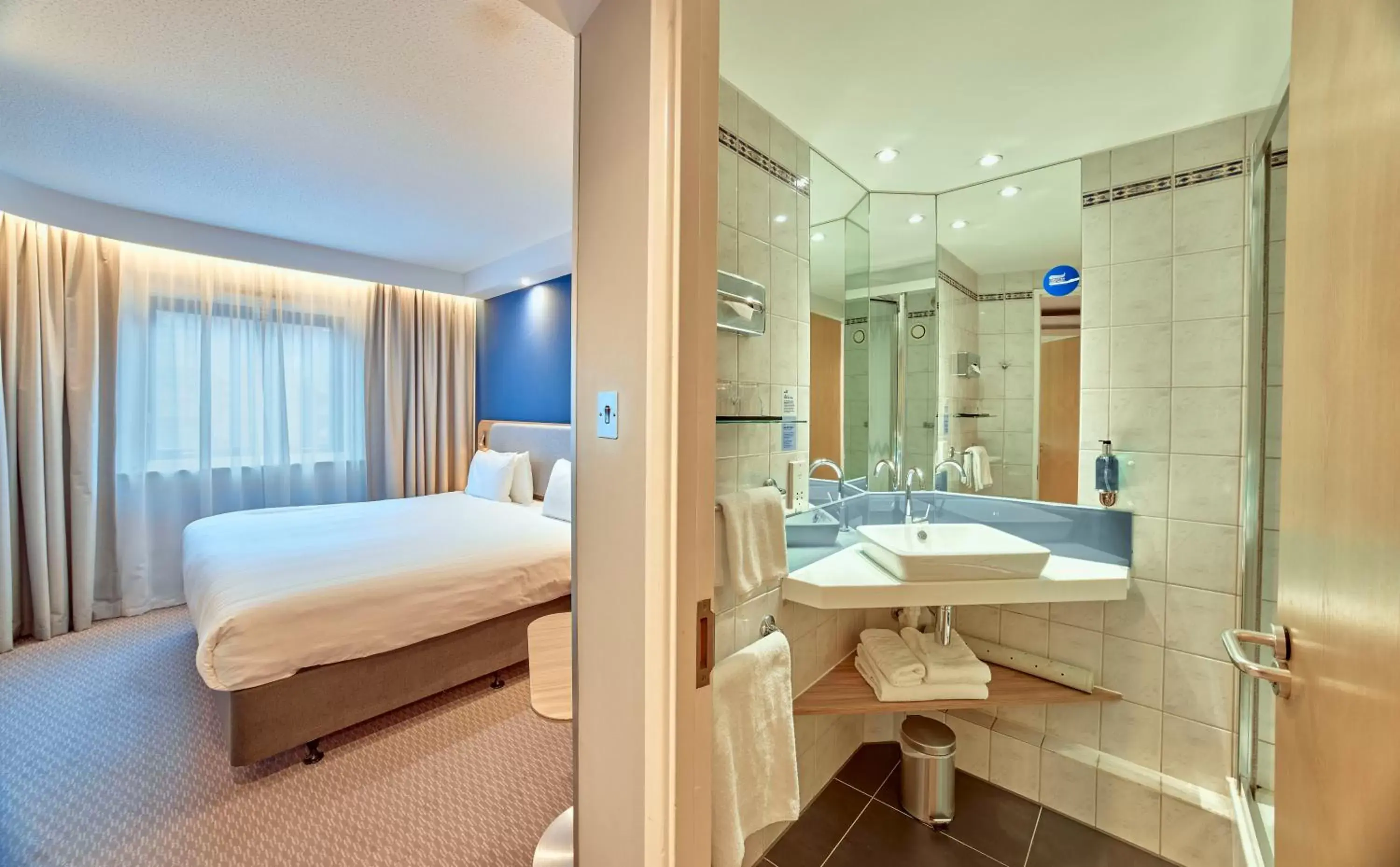Photo of the whole room, Bathroom in Holiday Inn Express London Stratford, an IHG Hotel