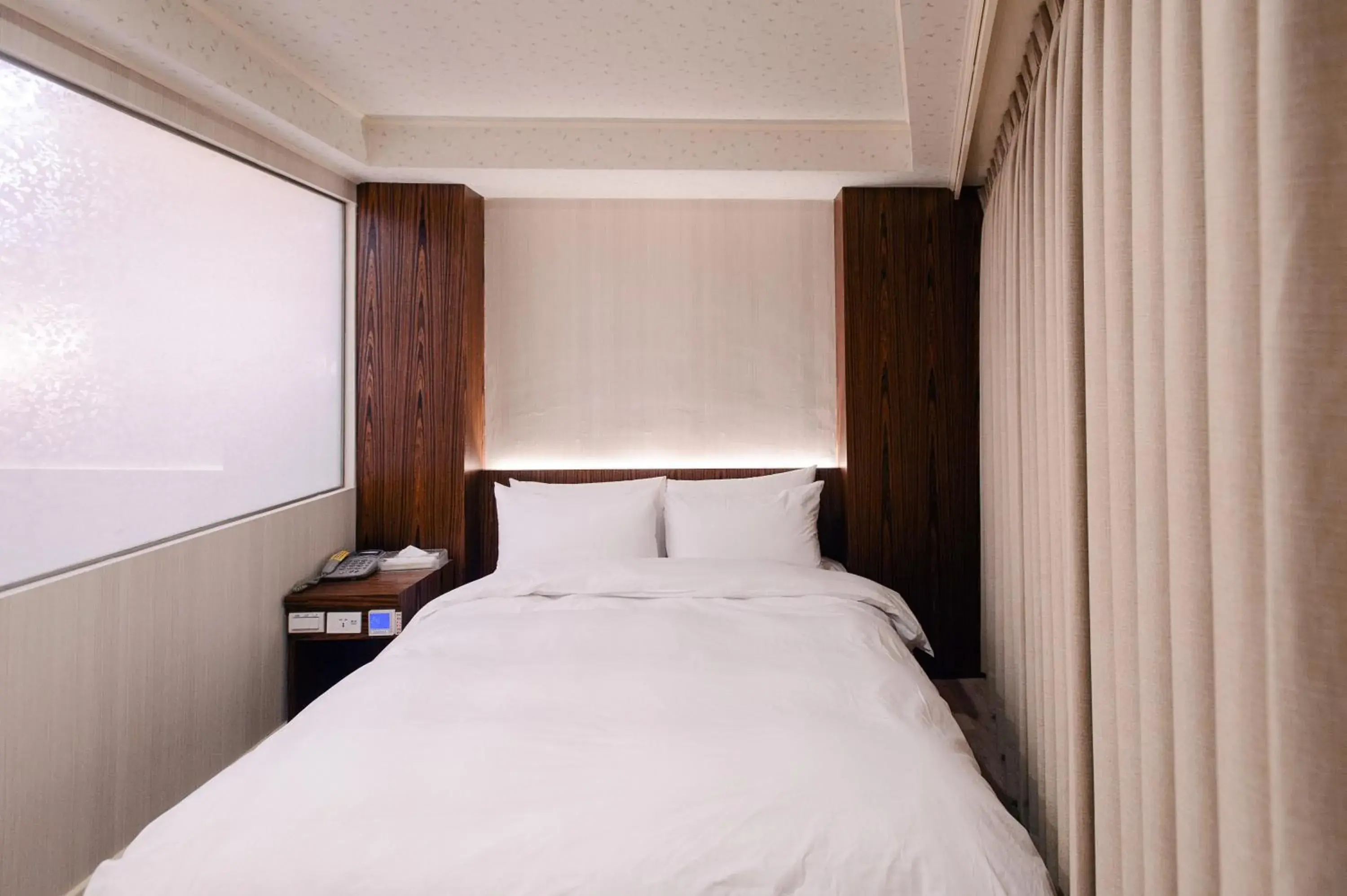 Bedroom, Bed in Duke Business Hotel