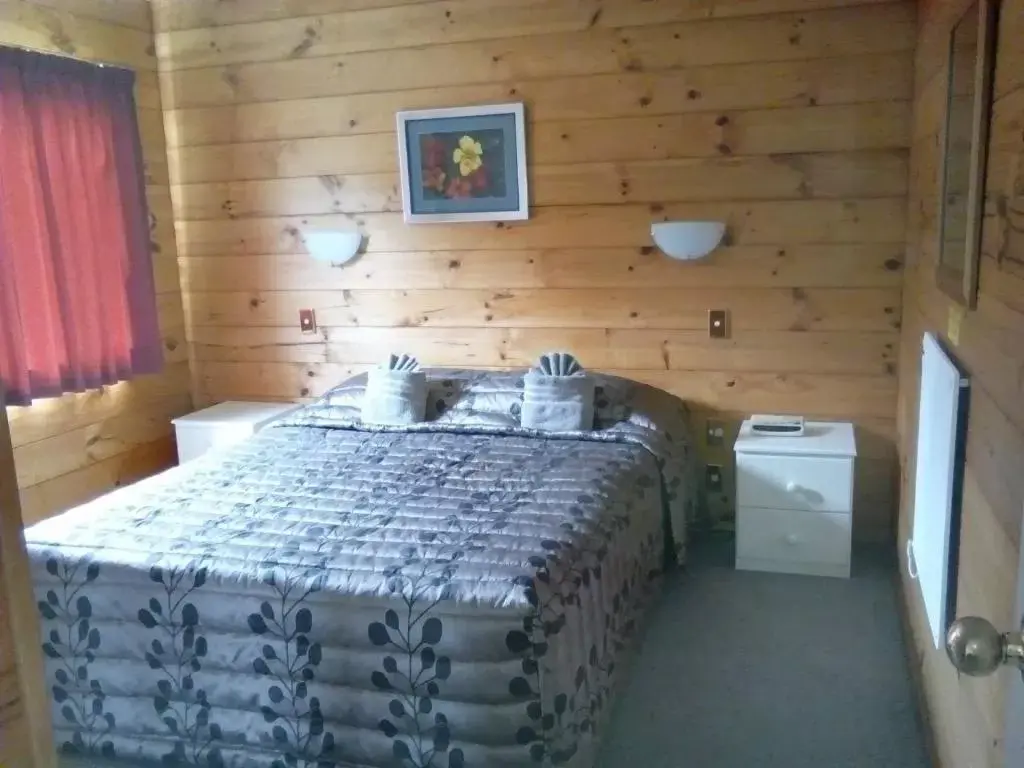 Bed in Cedarwood Lakeside Motel & Conference Venue