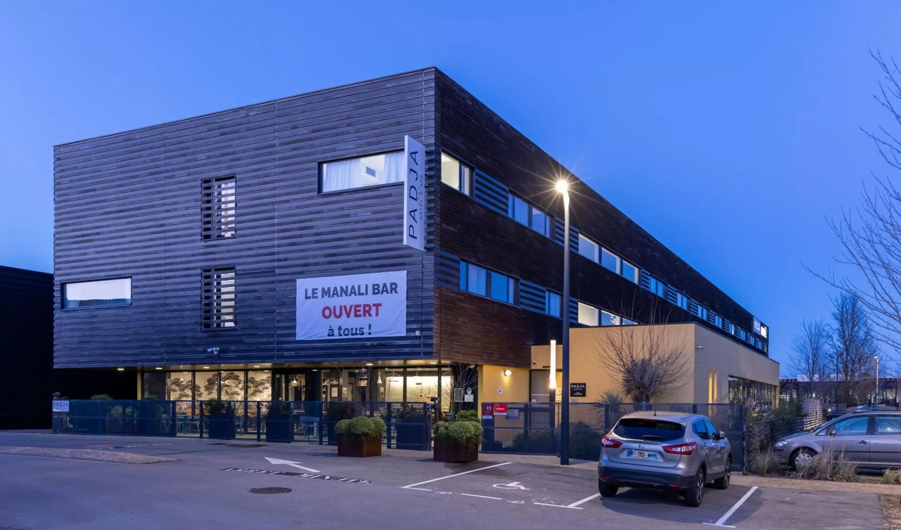 Facade/entrance in PADJA Hôtel & Spa Vannes