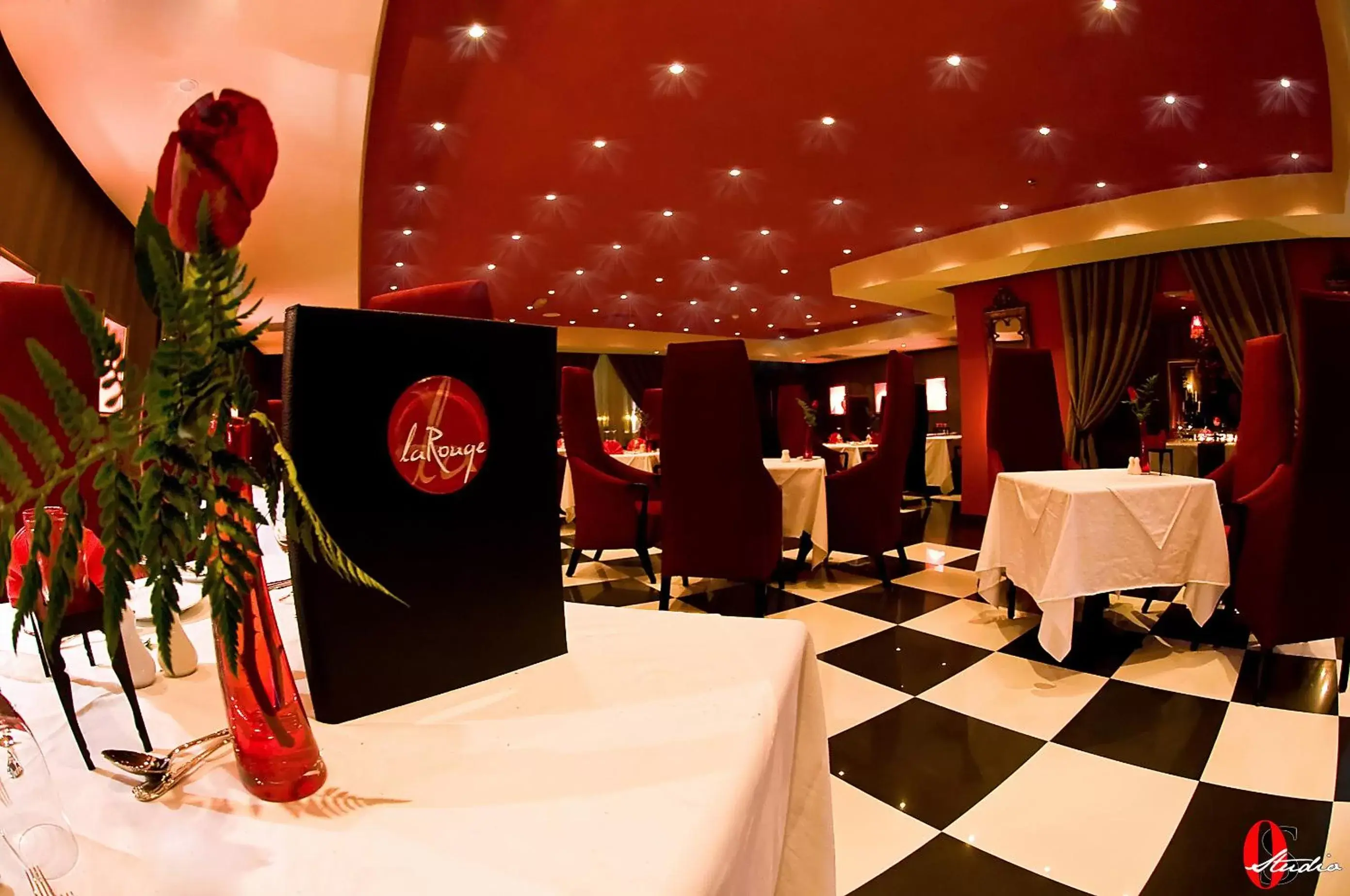 Restaurant/places to eat in The Convention Center & Royal Suites Hotel Restaurant/places to eat in The Convention Center & Royal Suites Hotel