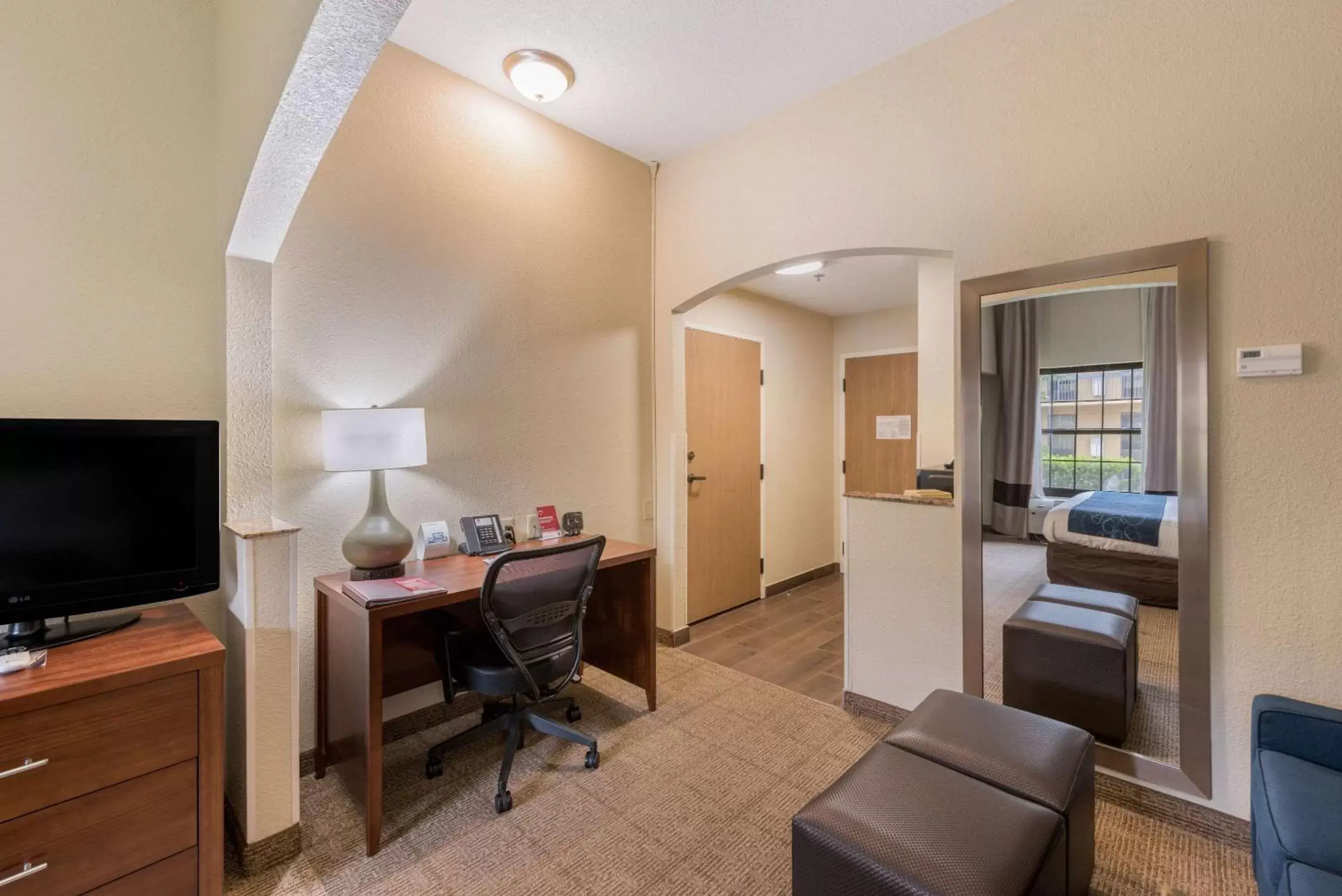 Photo of the whole room, TV/Entertainment Center in Comfort Suites Monroe