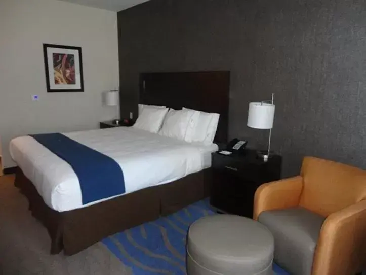 Photo of the whole room, Bed in Holiday Inn Express & Suites - Kansas City KU Medical Center, an IHG Hotel