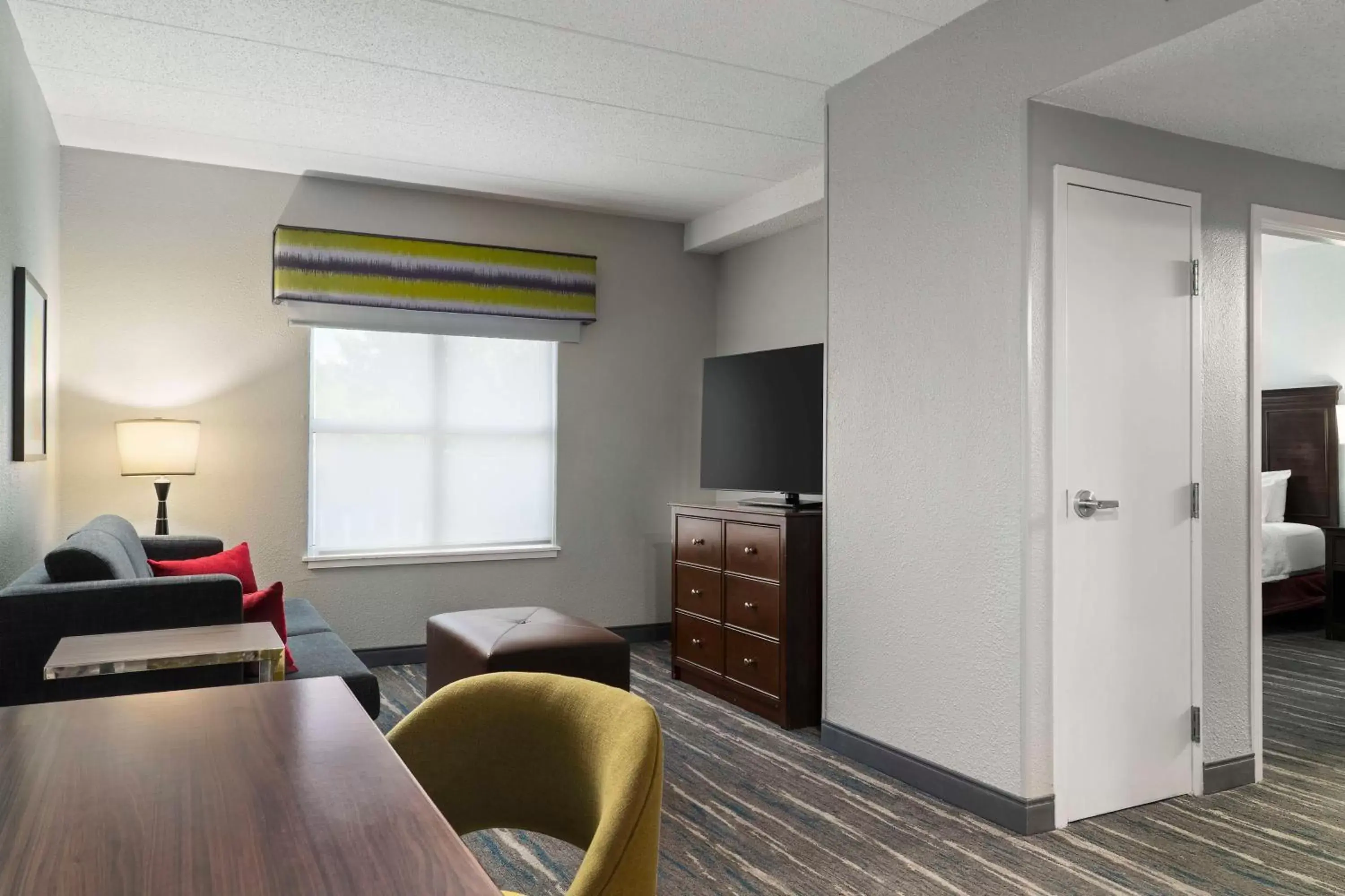 Living room, Seating Area in Hampton Inn & Suites Newport News-Airport - Oyster Point Area