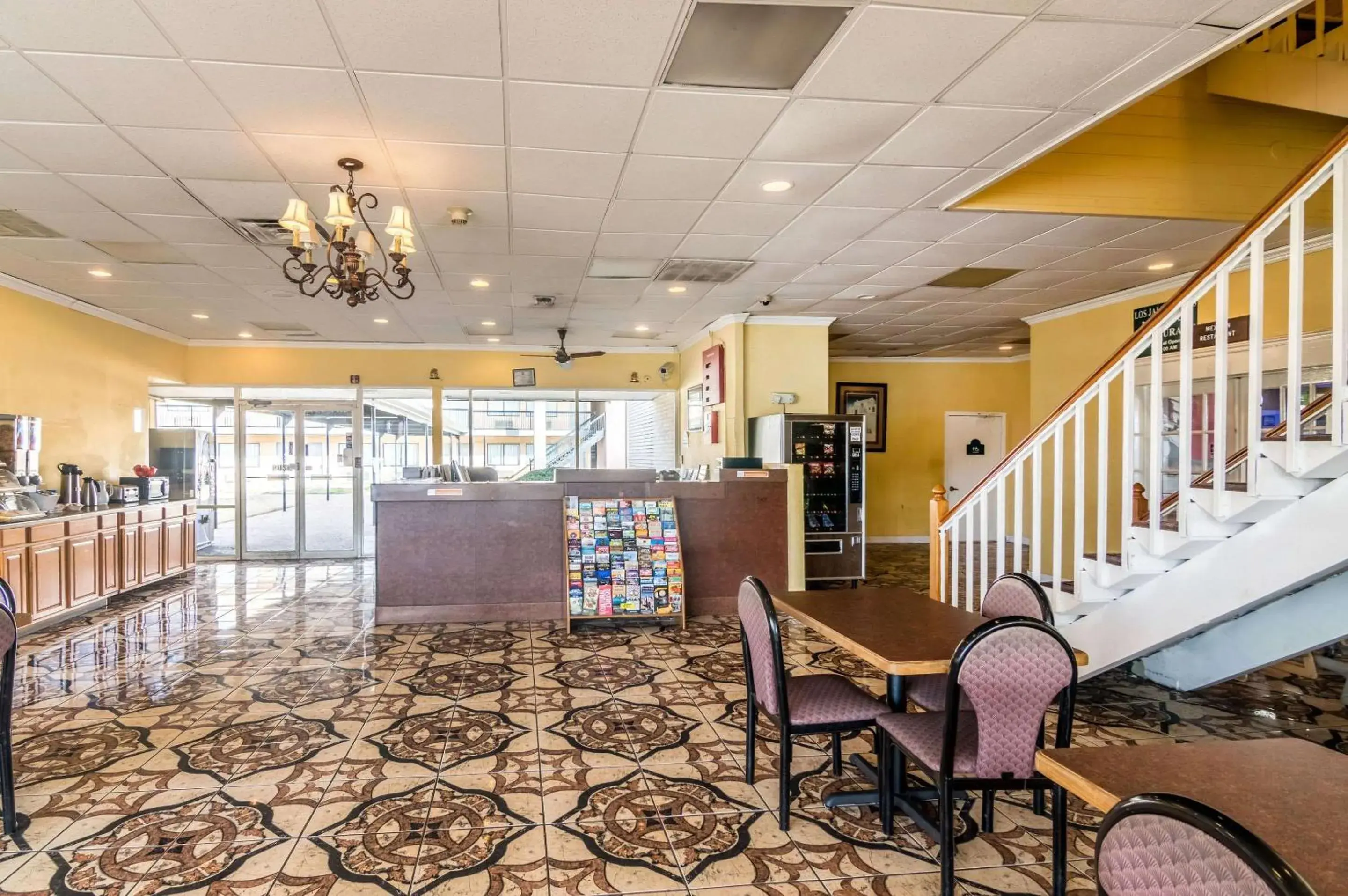 Restaurant/places to eat, Lobby/Reception in Rodeway Inn Arlington