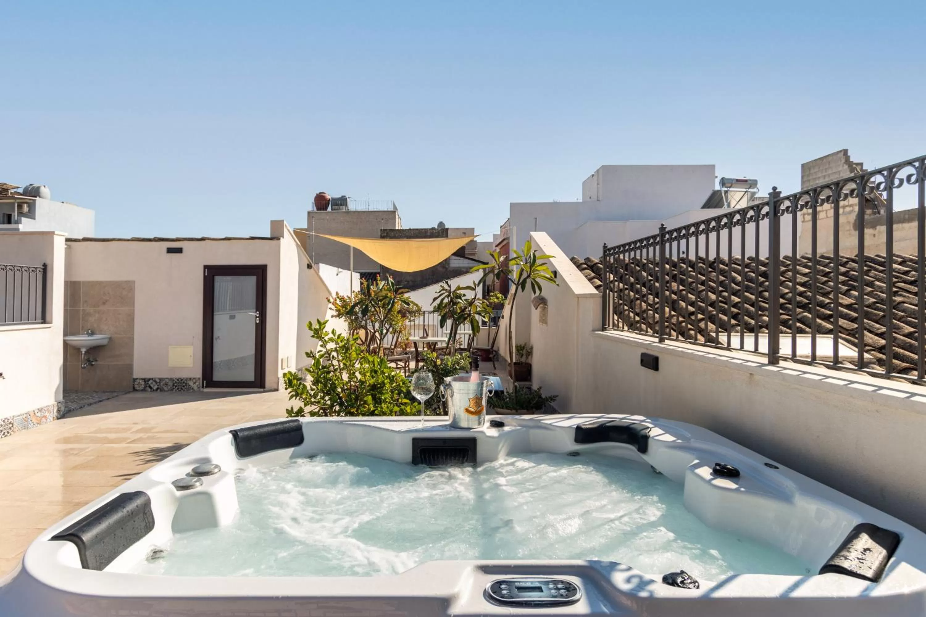 Hot Tub in Morfeo Charming Rooms & Relax