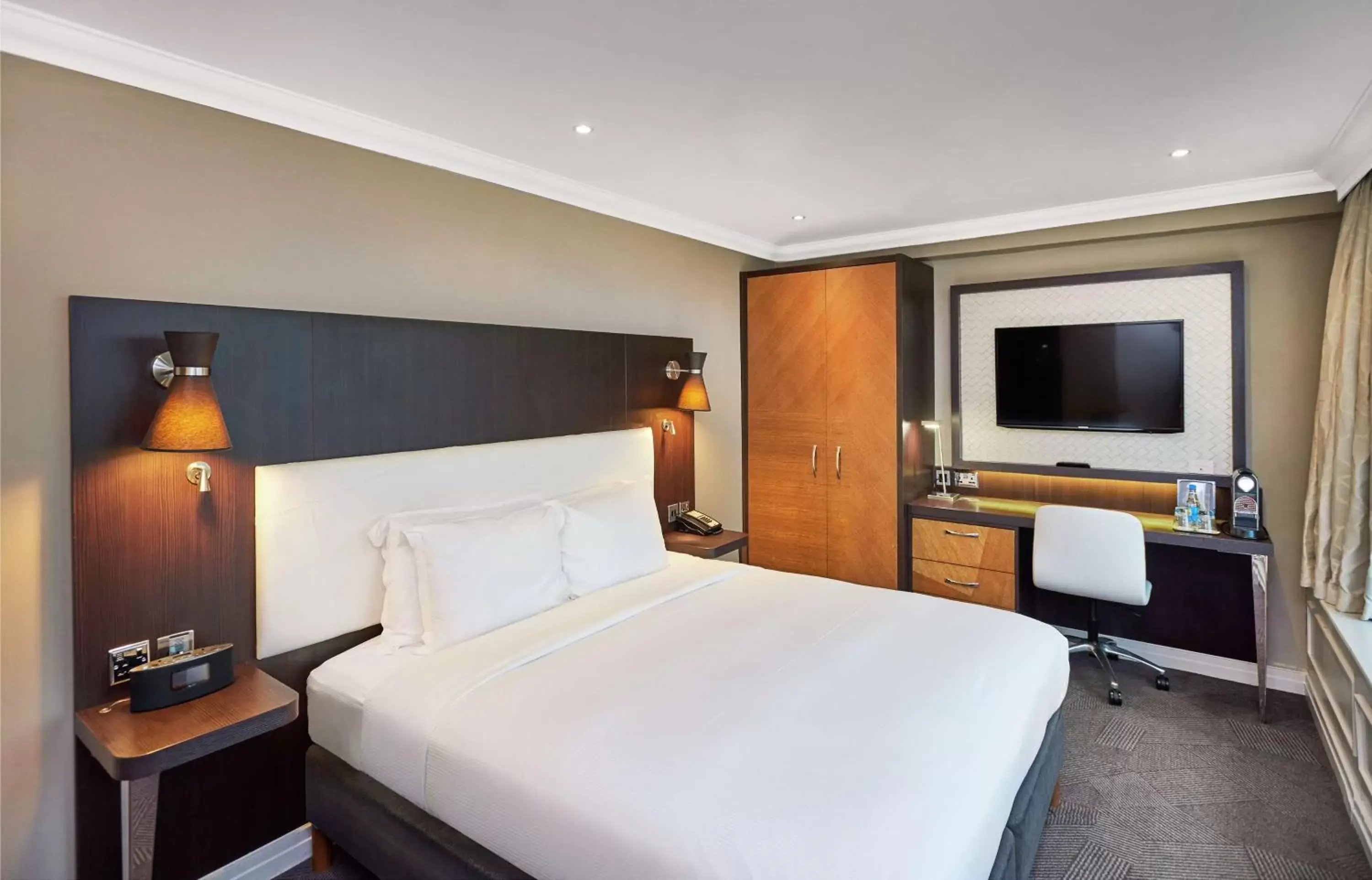 Bedroom, Bed in DoubleTree by Hilton London - Hyde Park